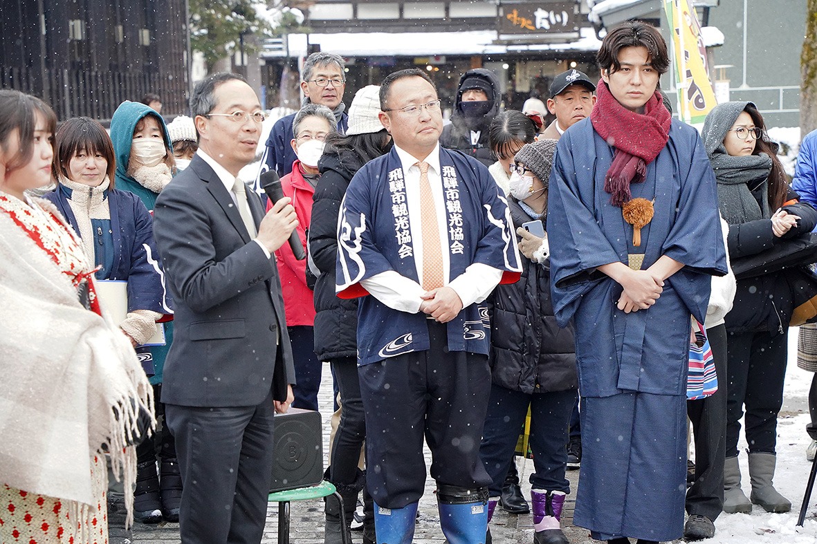 雪像ろうそく点灯式の様子