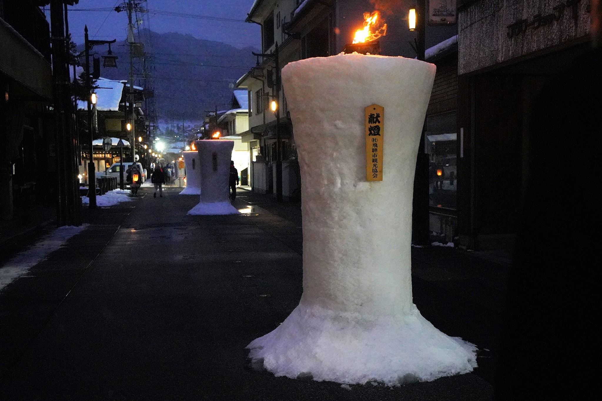 街中を照らす雪像ろうそく