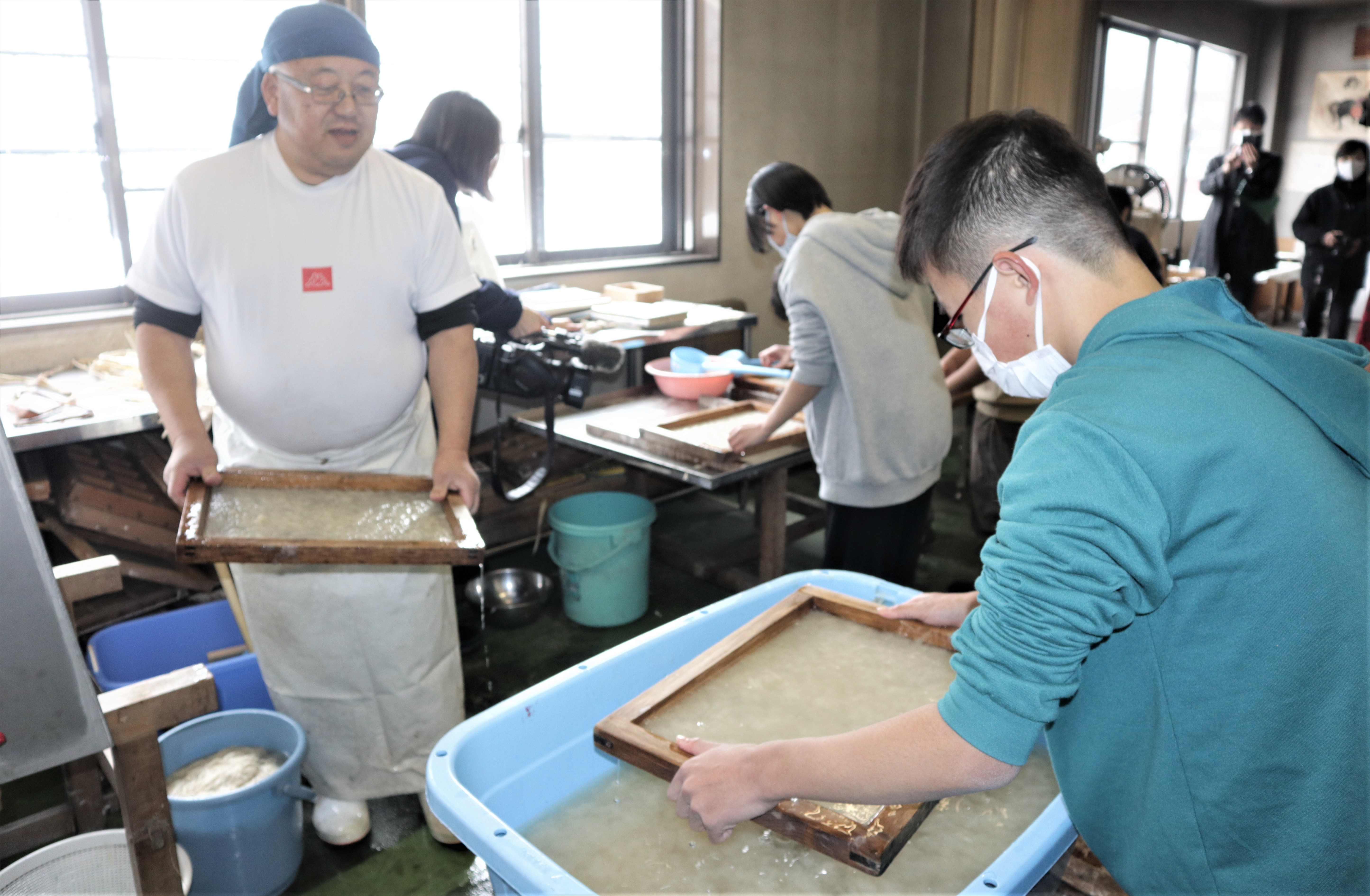 柏木職人に教わる生徒の様子