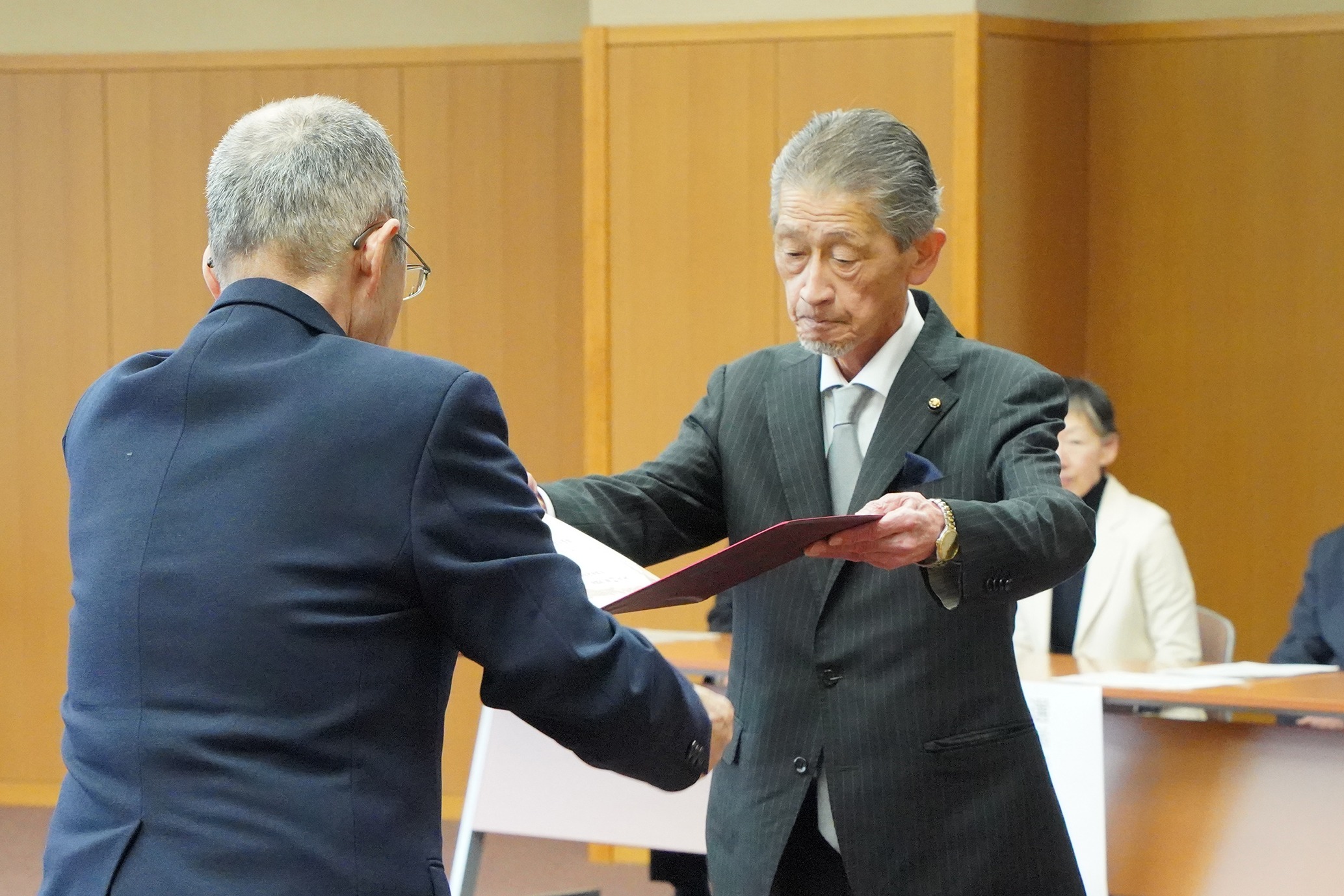 当選証書授与式の様子