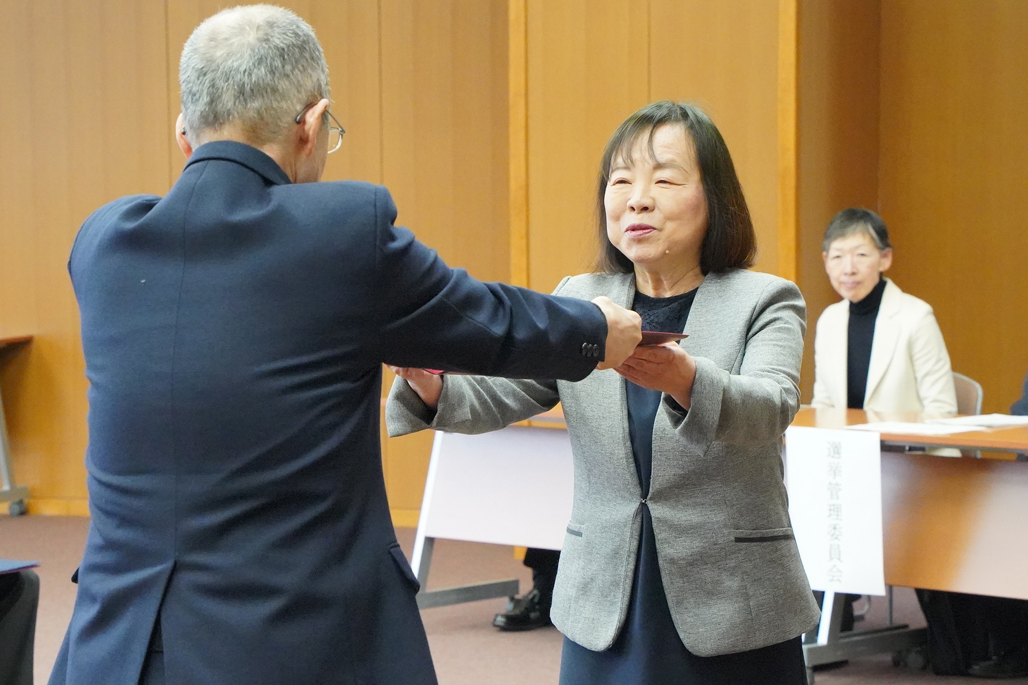 当選証書授与式の様子