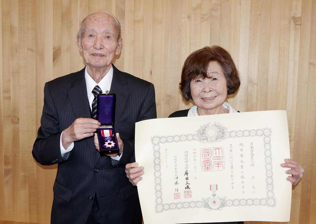 洞正夫さん　伝達表彰の様子