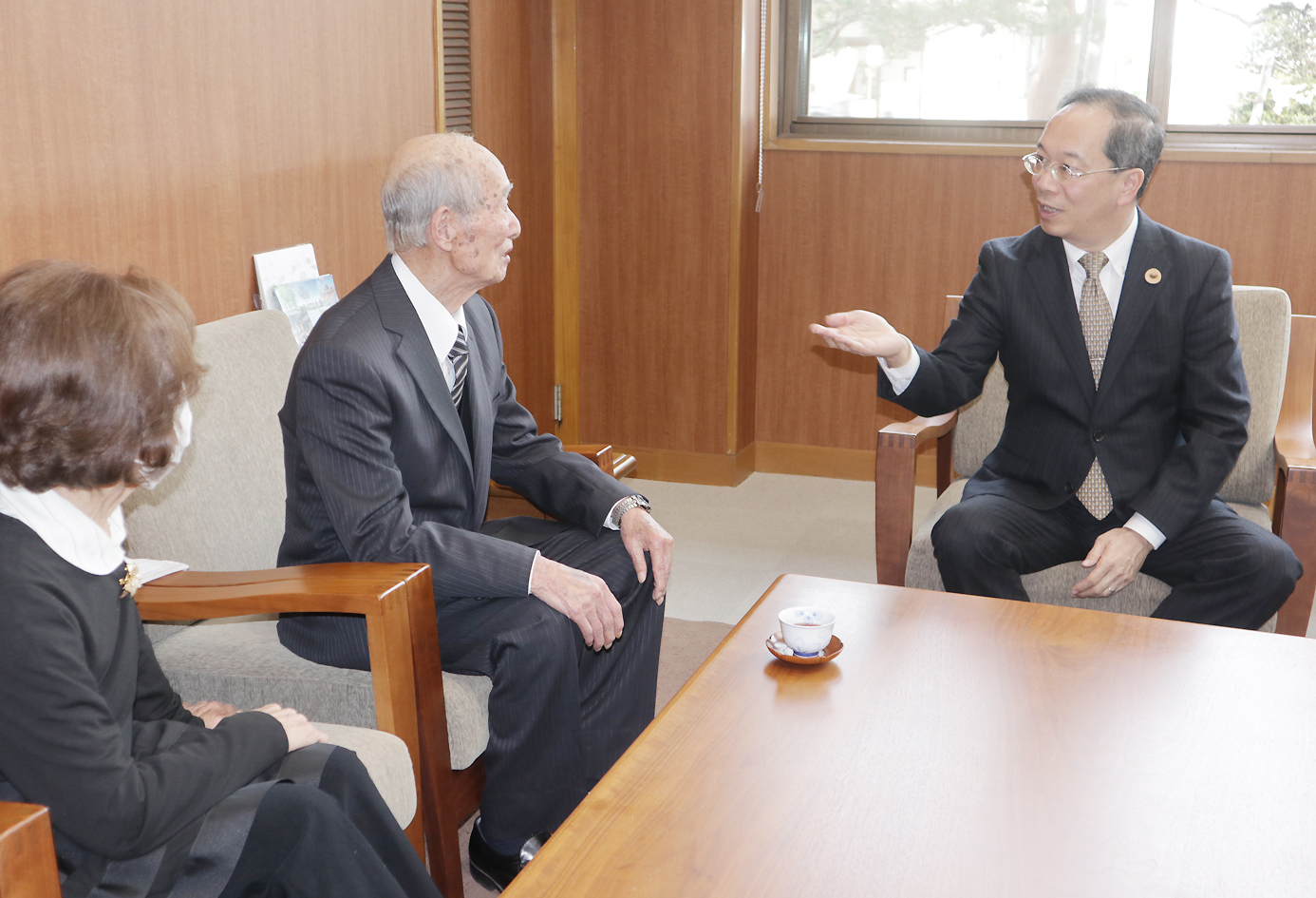 洞正夫さん　伝達表彰の様子