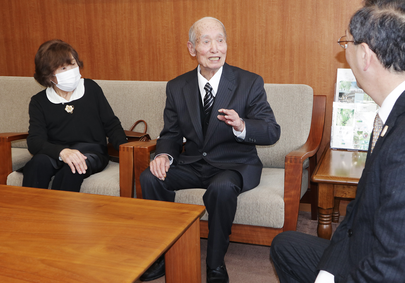 洞正夫さん　伝達表彰の様子