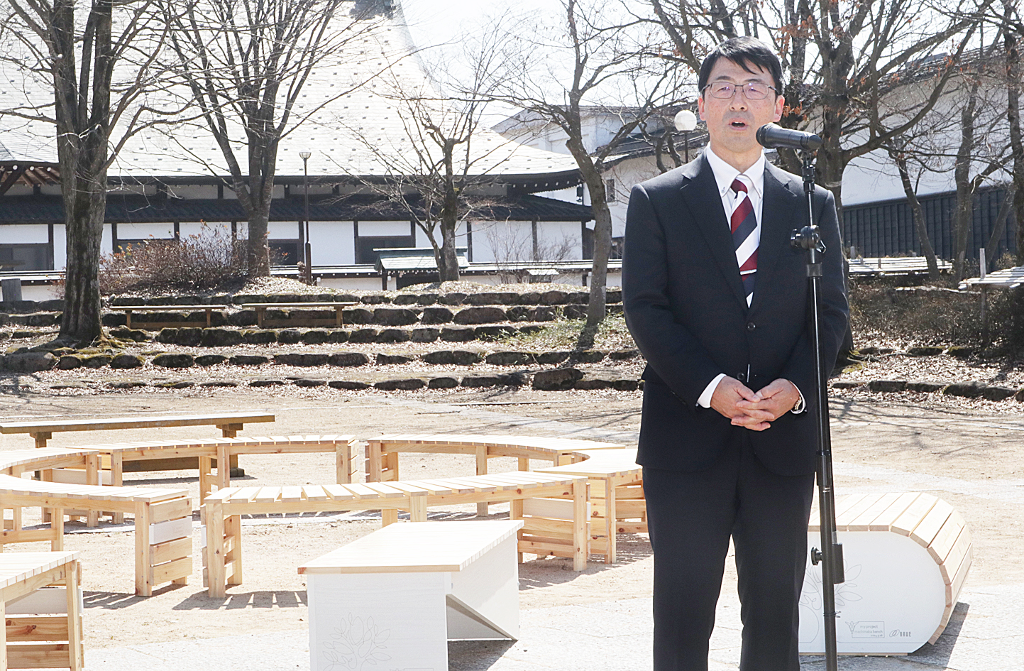 古川中とナウエ株式会社が共同制作したベンチ、寄贈の様子