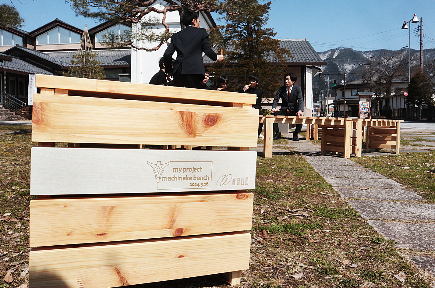 古川中とナウエ株式会社が共同制作したベンチ、寄贈の様子