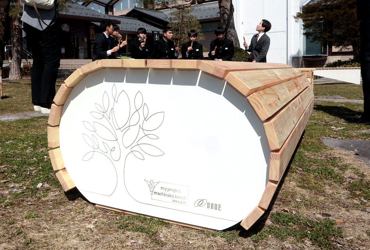 古川中とナウエ株式会社が共同制作したベンチ、寄贈の様子