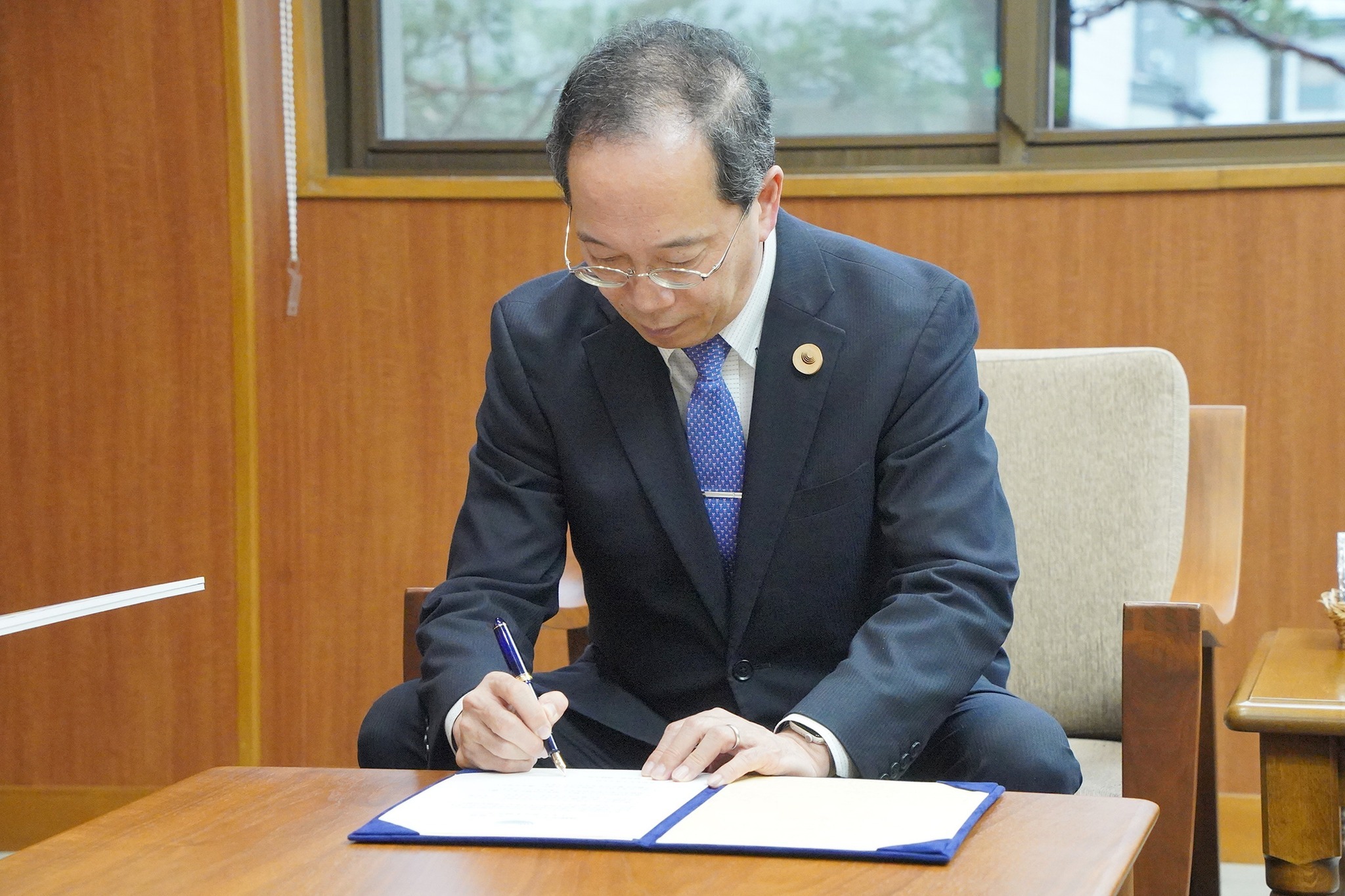 宣言書にサインをする都竹市長の様子