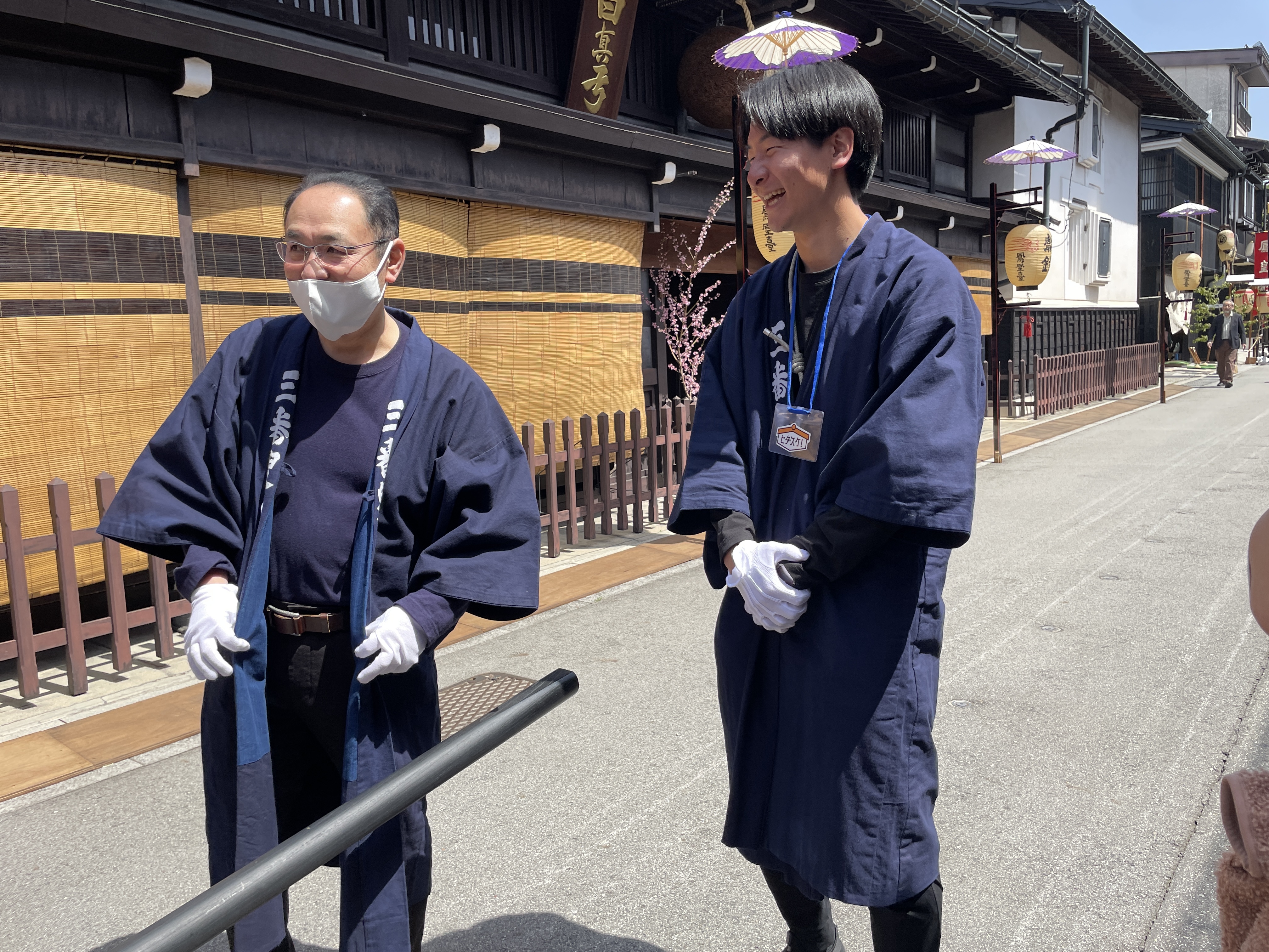 屋台曳きに参加する様子