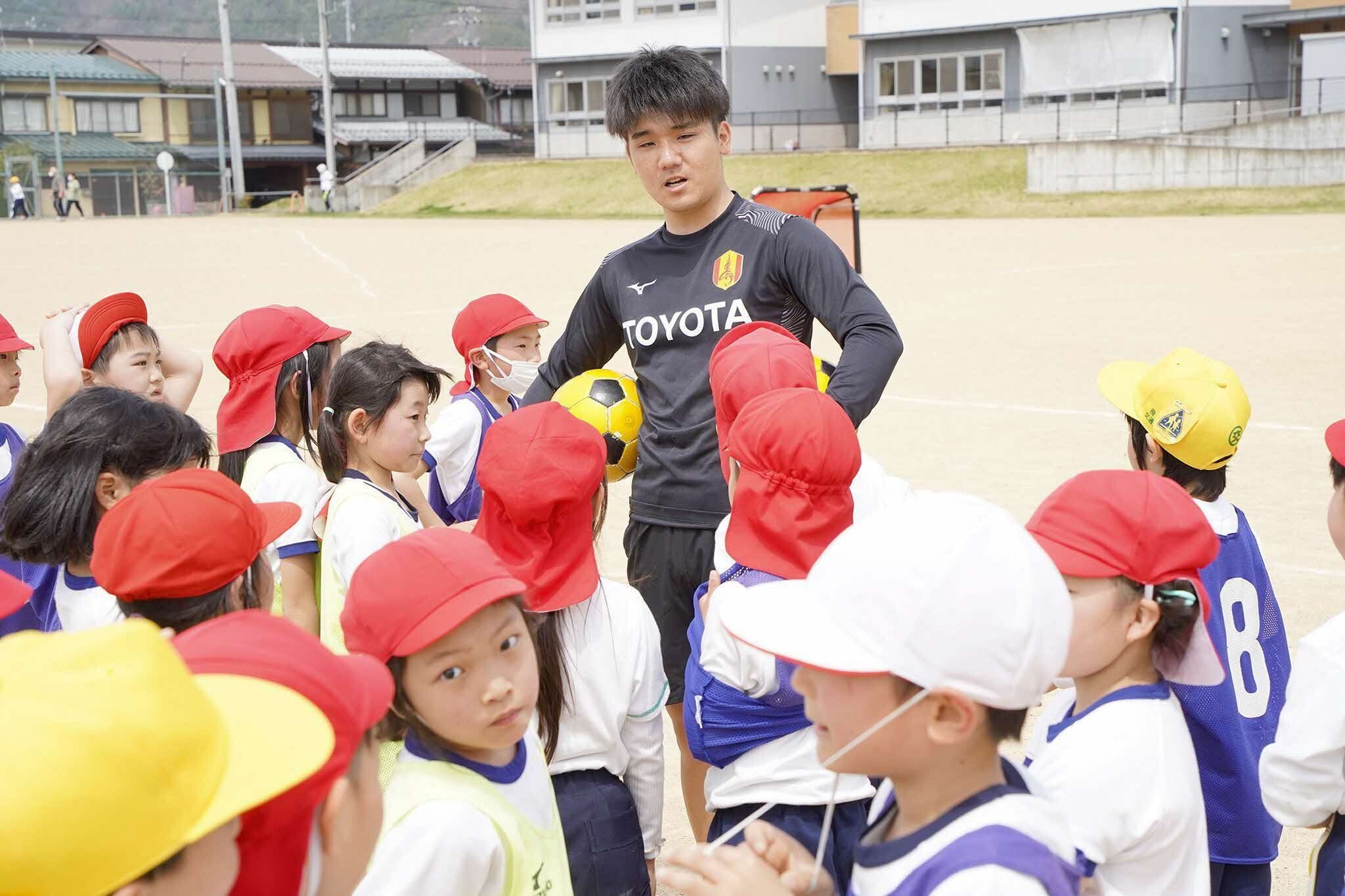 名古屋グランパスのスクールコーチが小学２年生にサッカーを指導