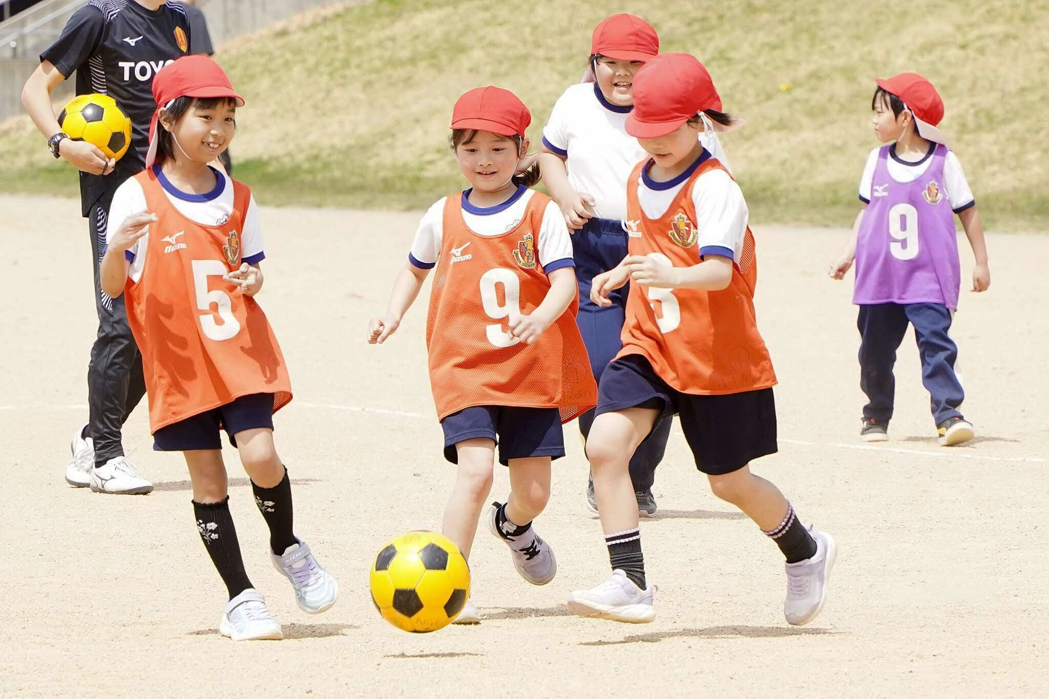 名古屋グランパスのスクールコーチが小学２年生にサッカーを指導