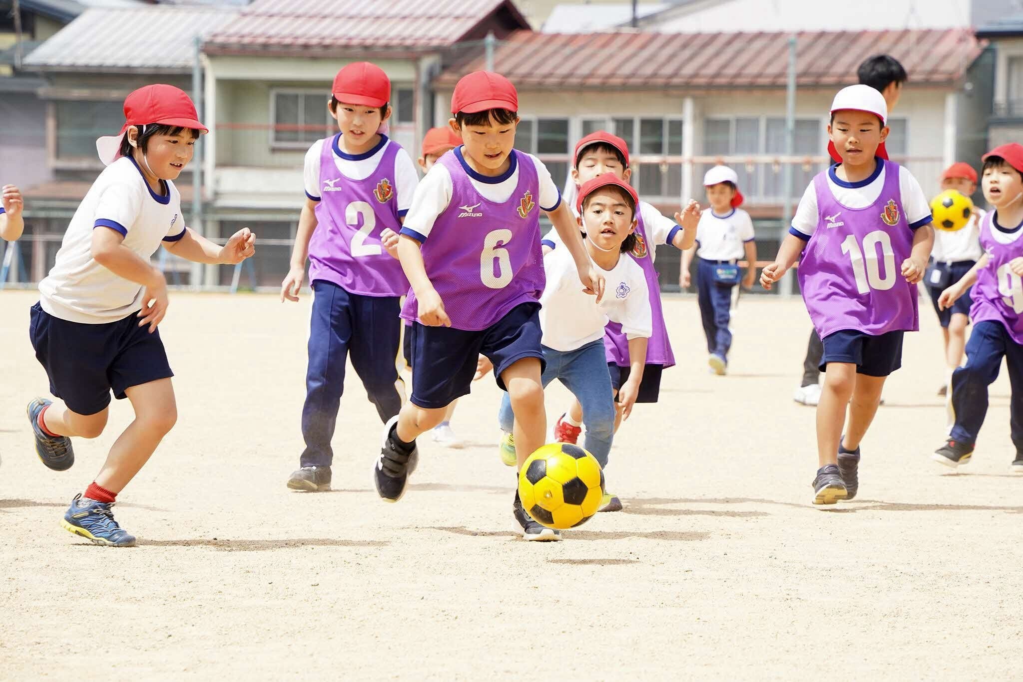 名古屋グランパスのスクールコーチが小学２年生にサッカーを指導