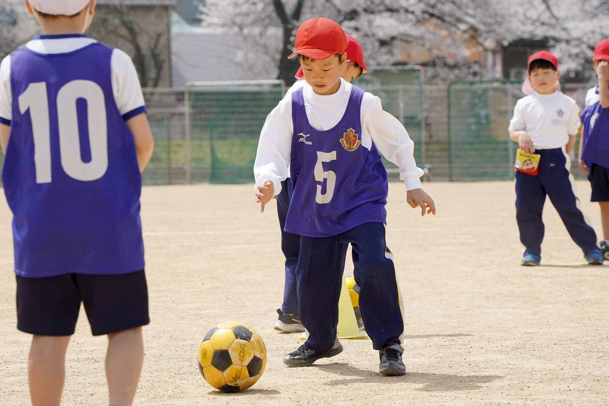 名古屋グランパスのスクールコーチが小学２年生にサッカーを指導