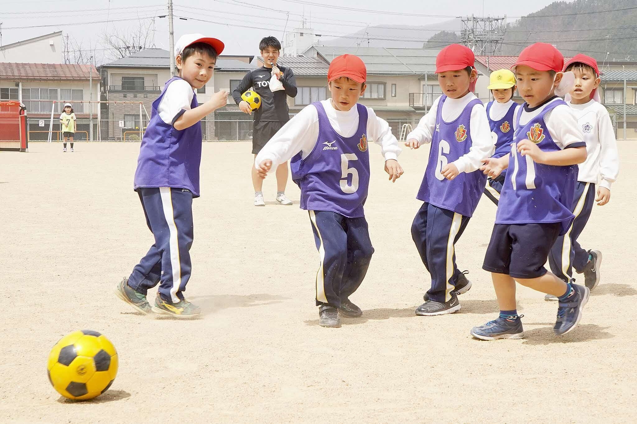 名古屋グランパスのスクールコーチが小学２年生にサッカーを指導