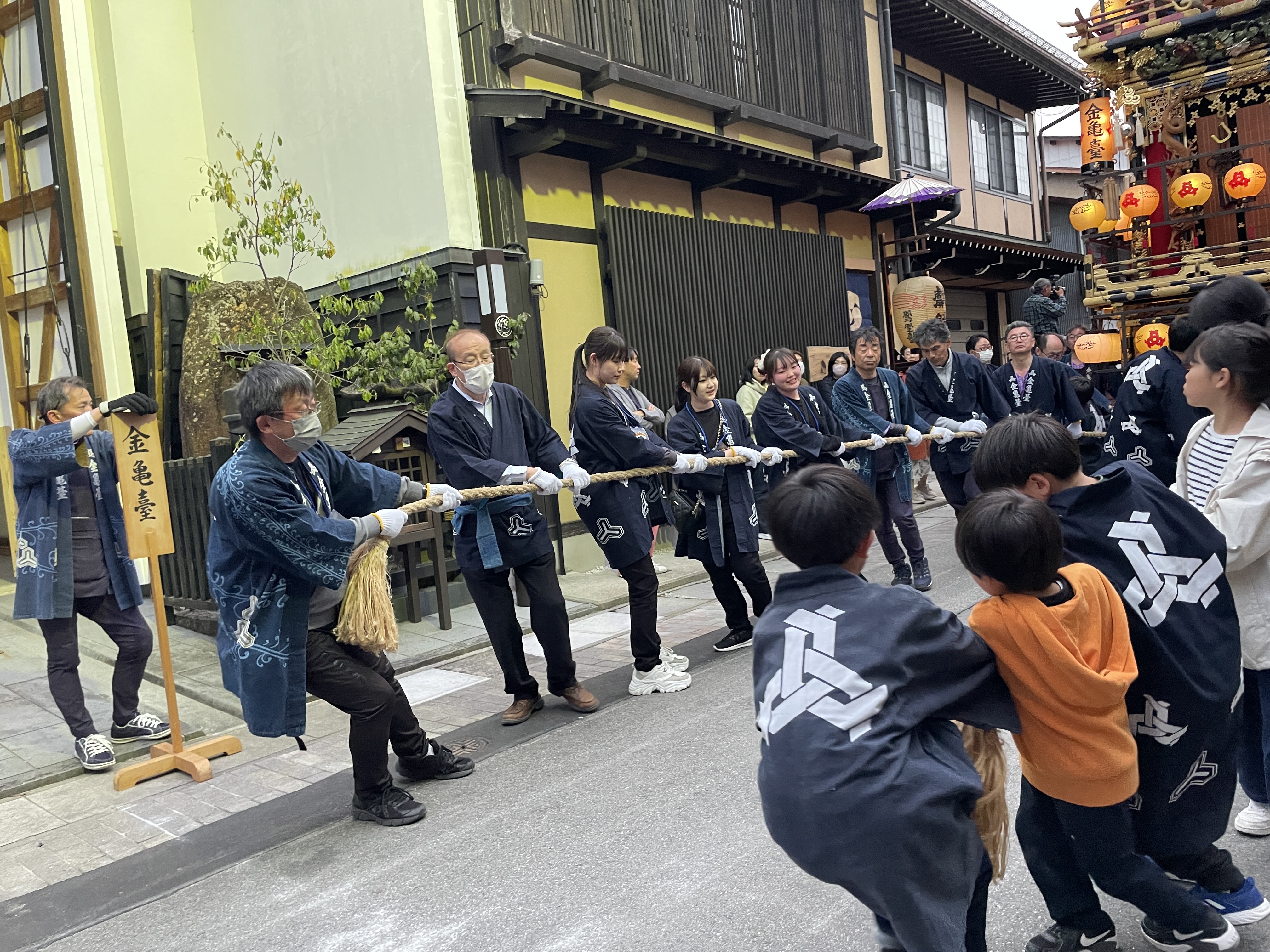 屋台曳きに参加する様子