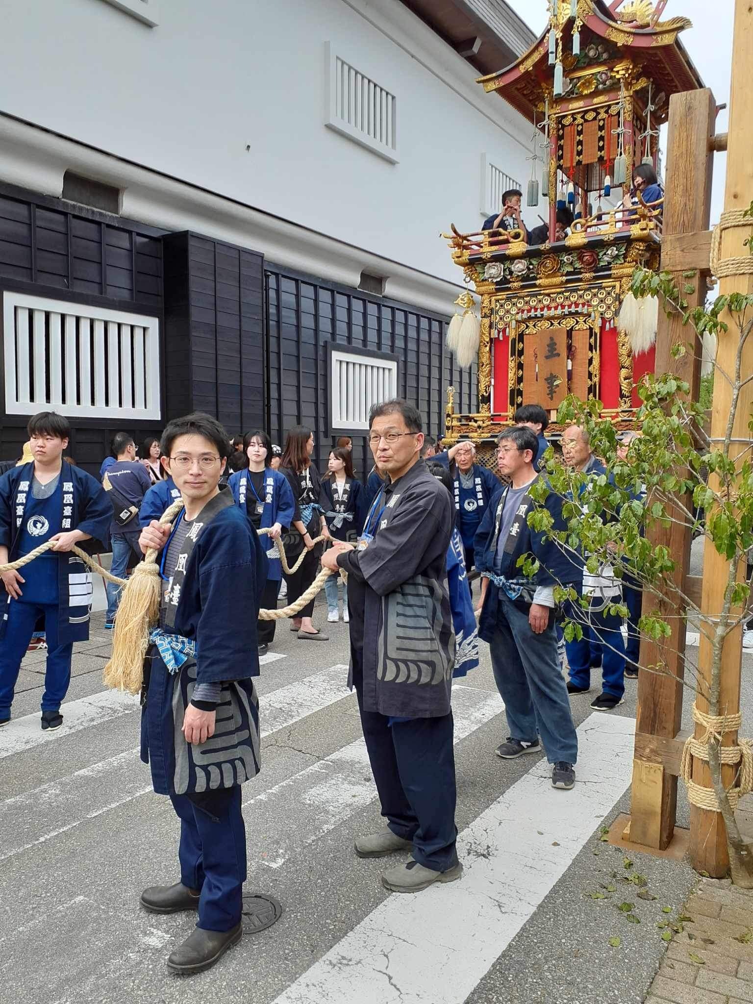 屋台曳きに参加する様子