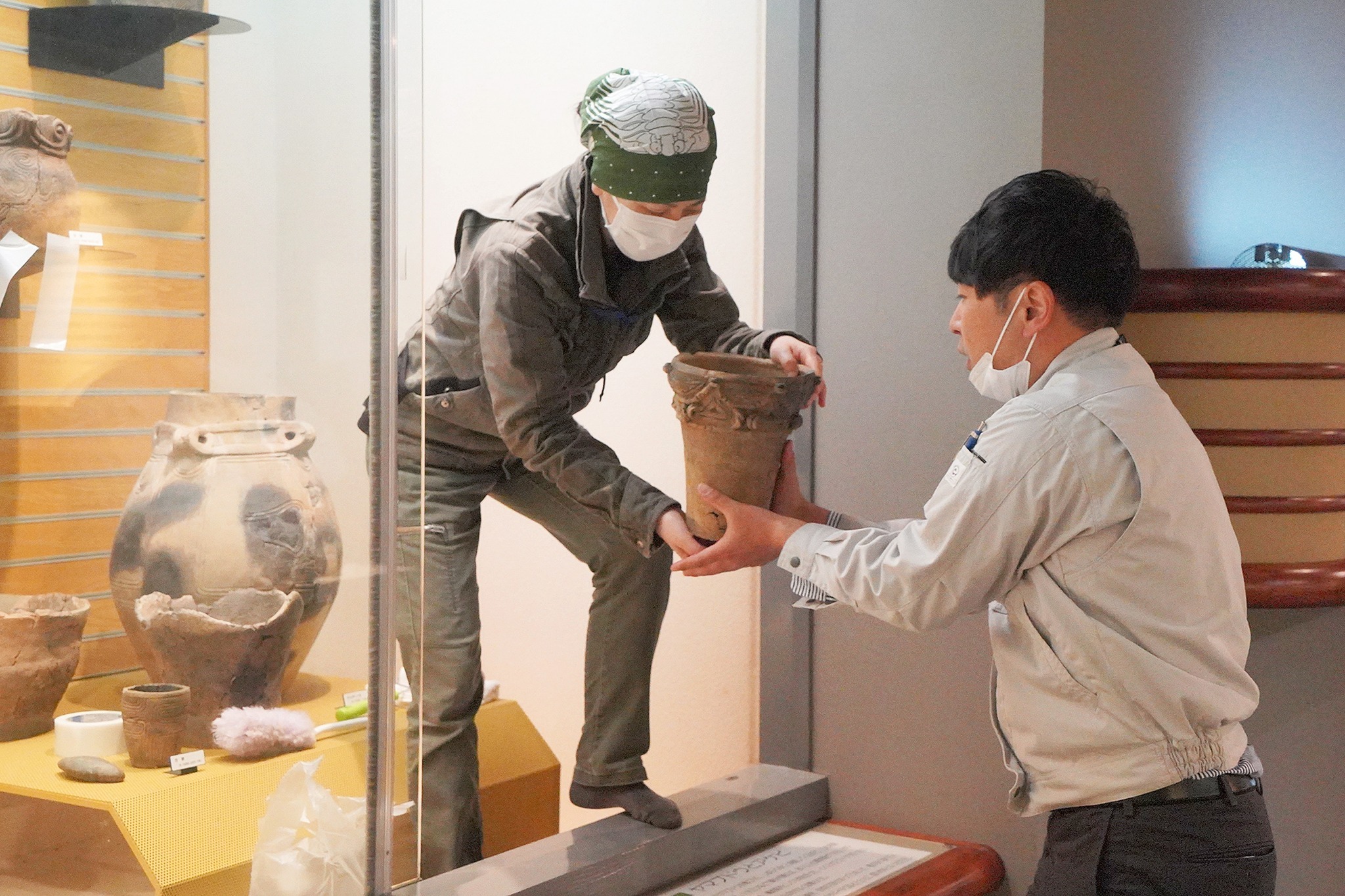 地震で被災した飛騨みやがわ考古民俗館の資料をレスキューする様子