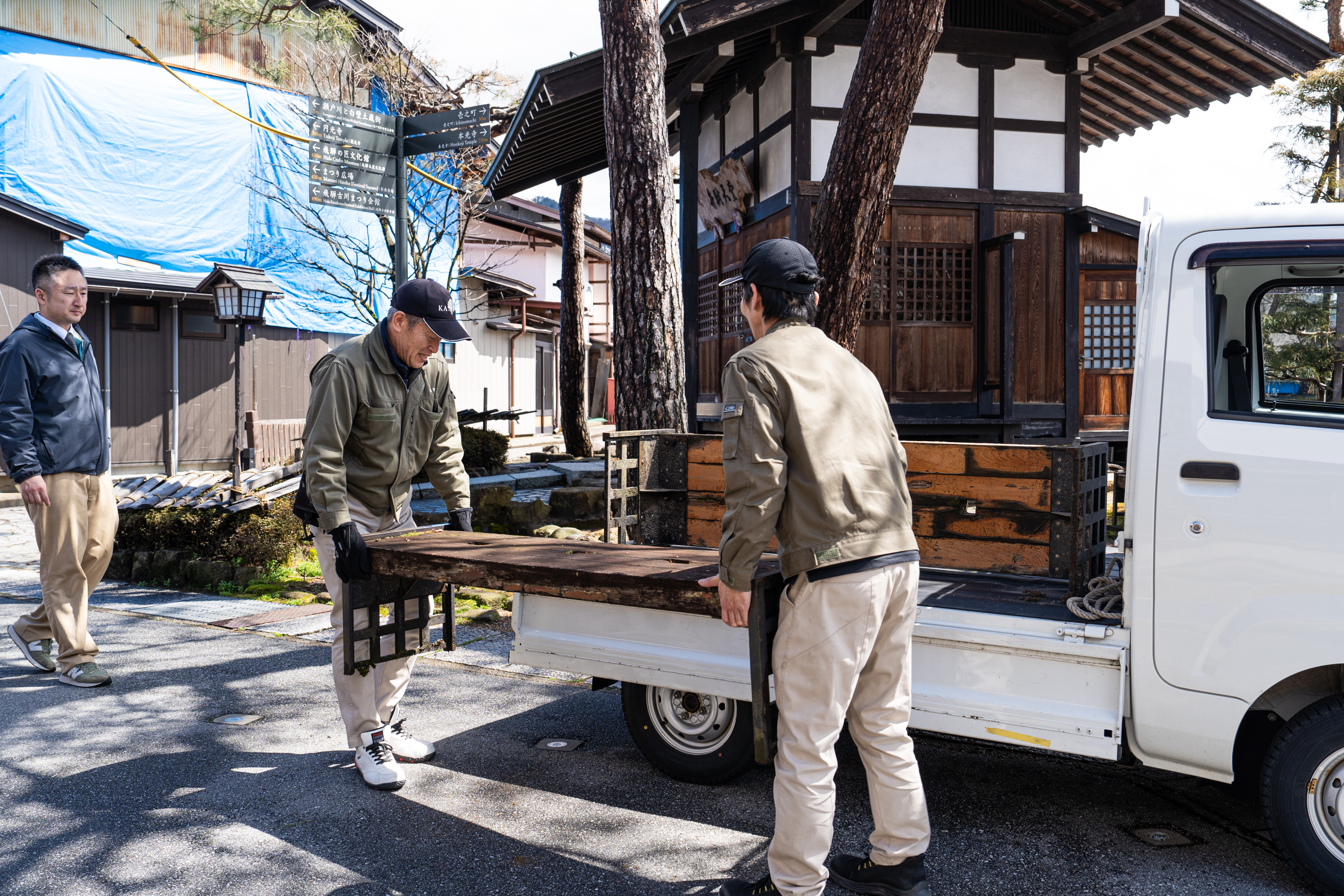 柏木工(株)創業80周年事業「屋外ベンチ」リペアの様子