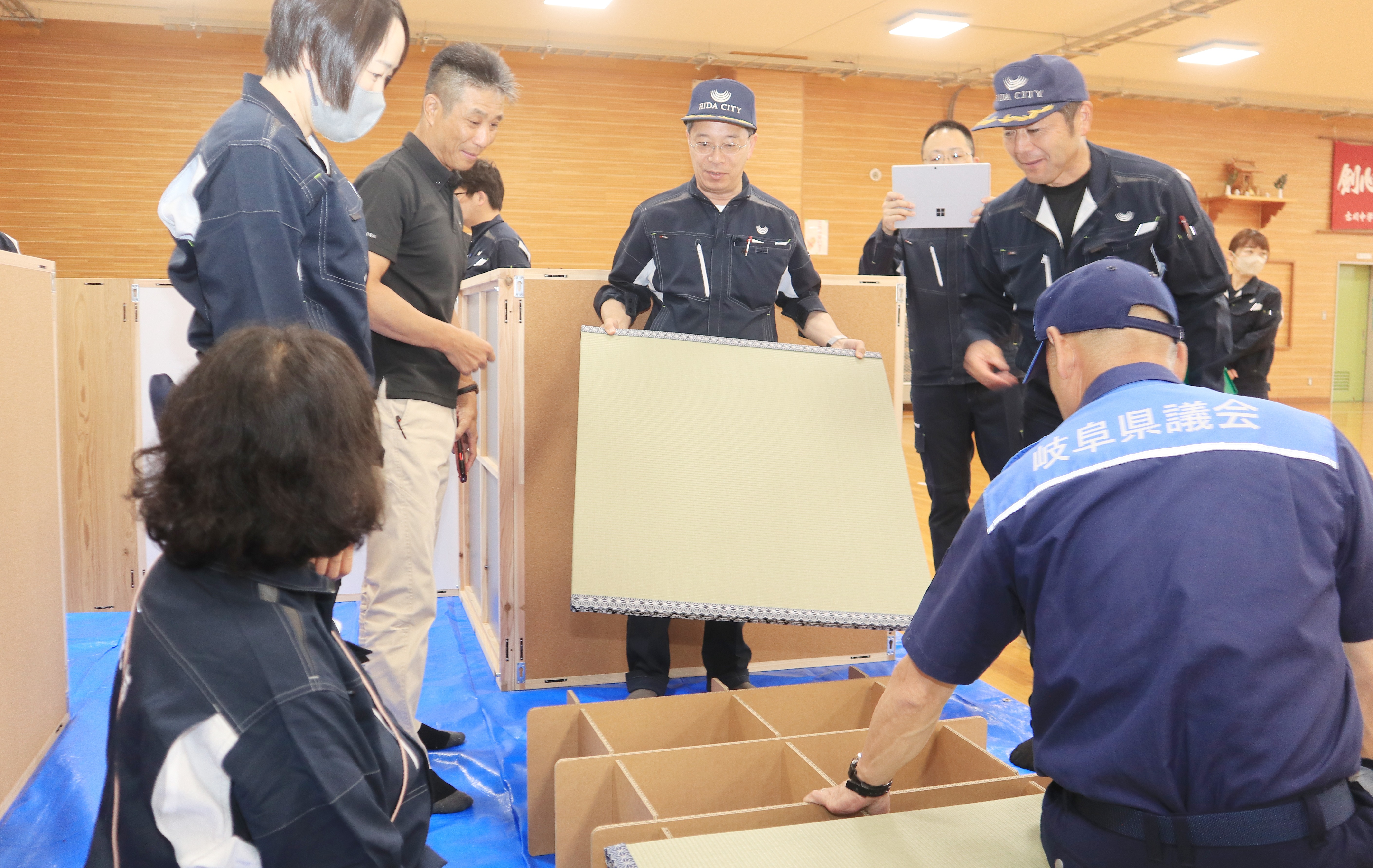 避難所「災害用間仕切り」など防災用具のデモ展示の様子