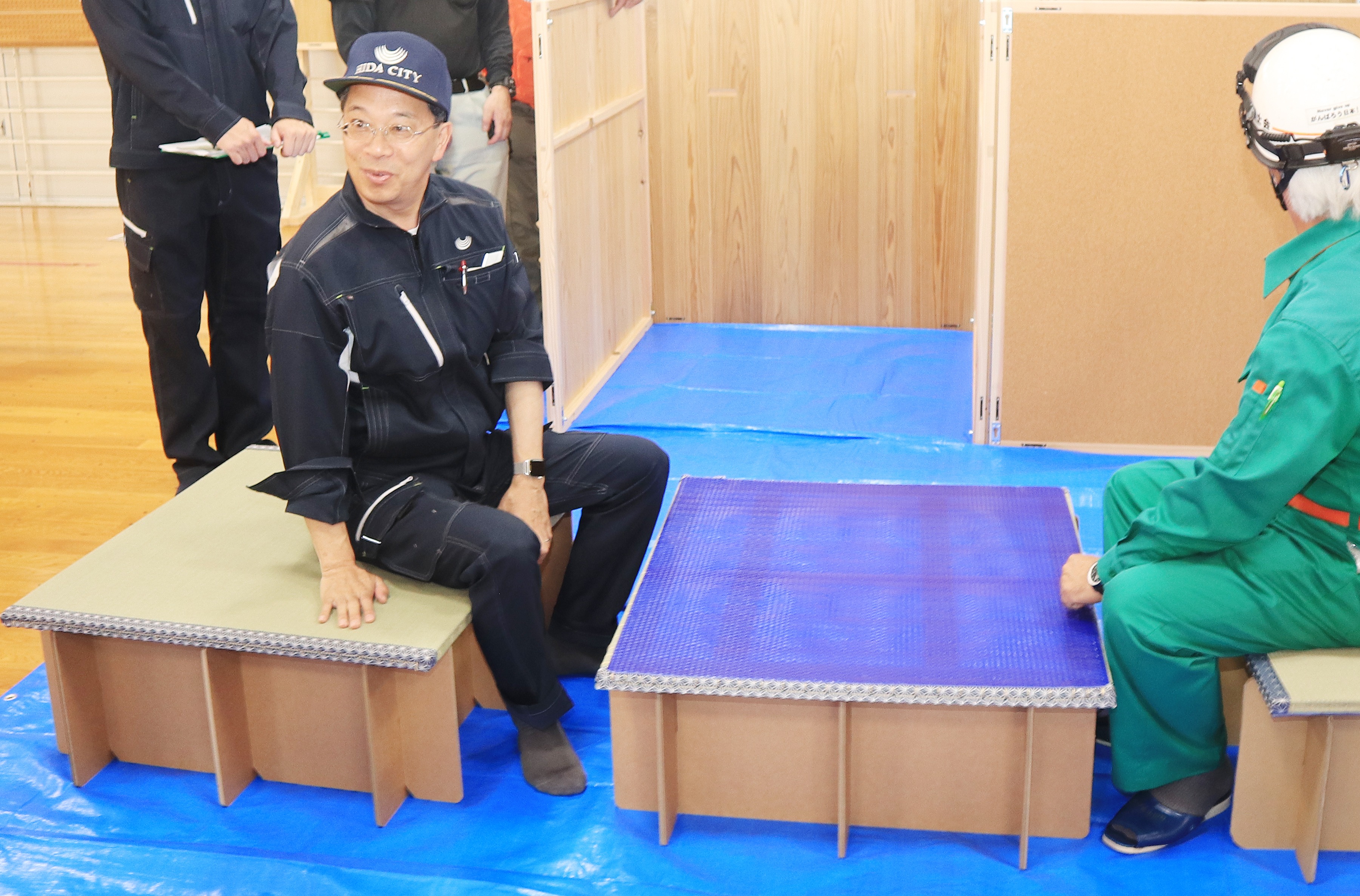 避難所「災害用間仕切り」など防災用具のデモ展示の様子