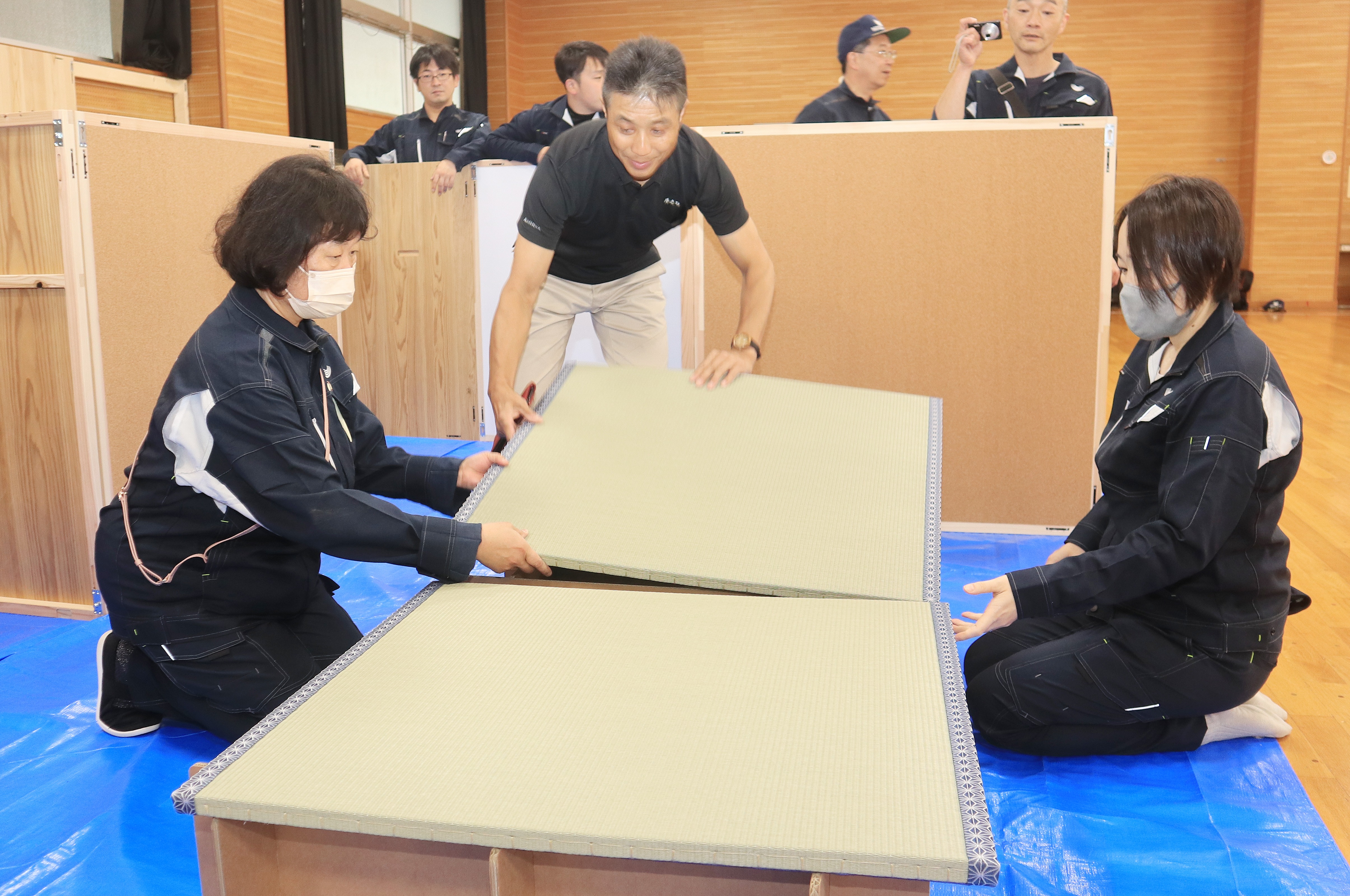 避難所「災害用間仕切り」など防災用具のデモ展示の様子
