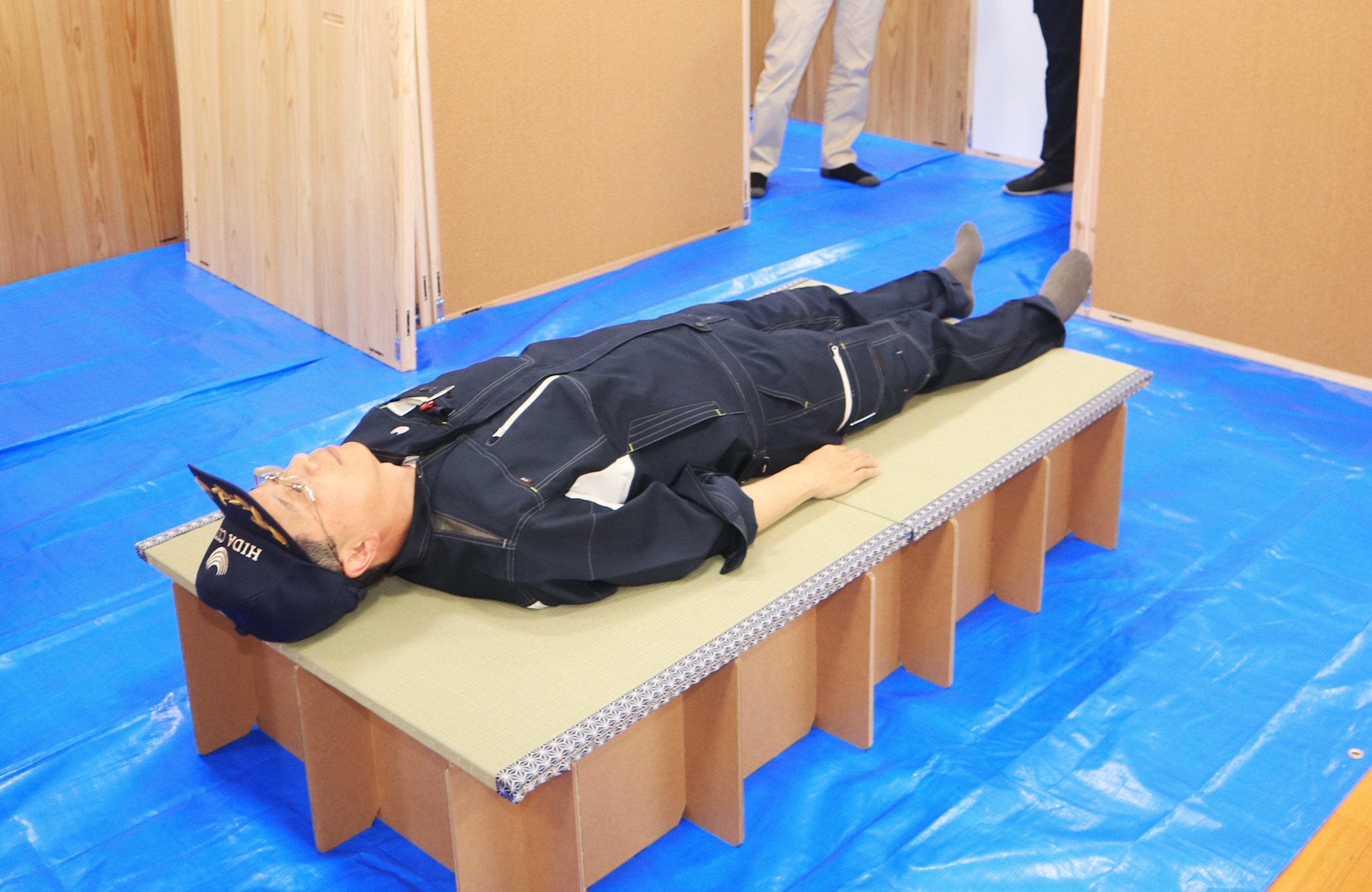 避難所「災害用間仕切り」など防災用具のデモ展示の様子