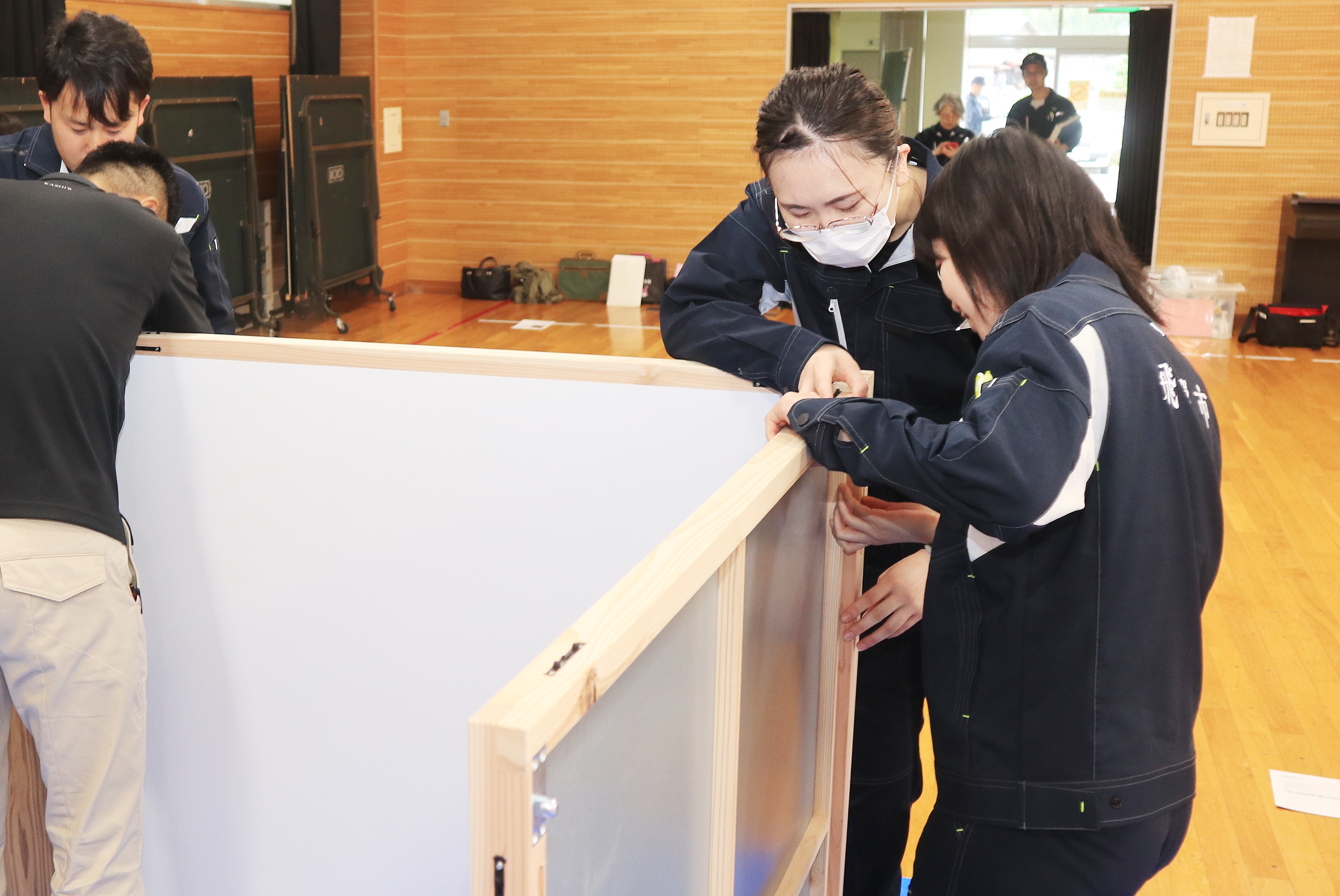 避難所「災害用間仕切り」など防災用具のデモ展示の様子