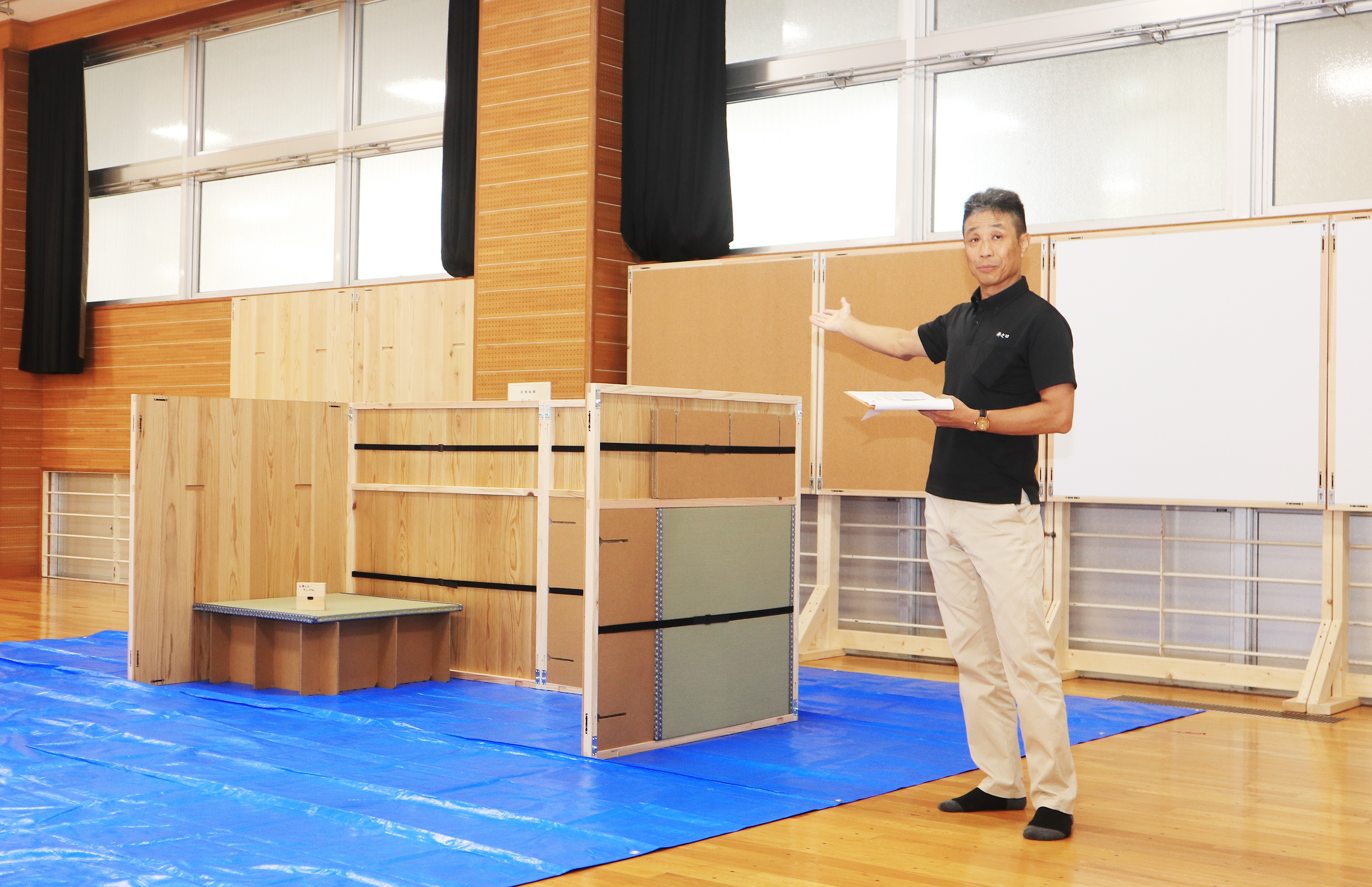 避難所「災害用間仕切り」など防災用具のデモ展示の様子
