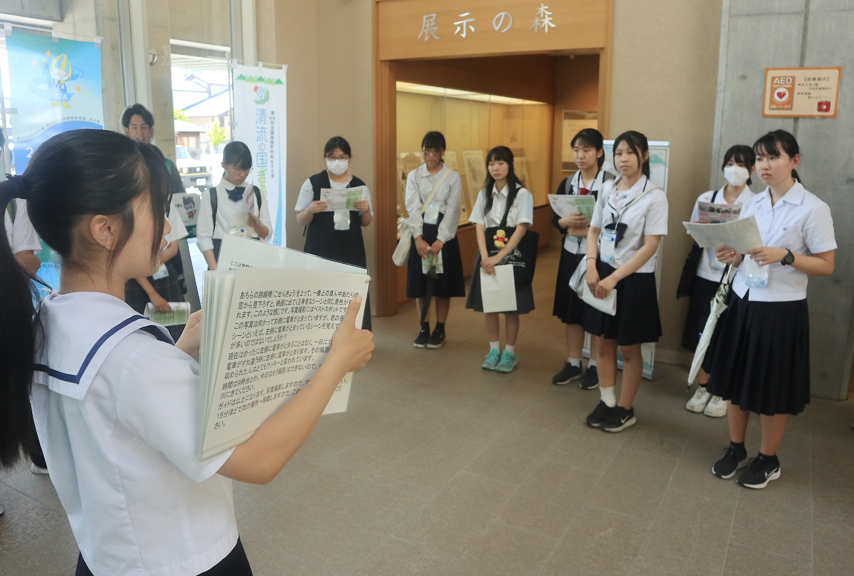 まちあるきガイドを行う吉城校生
