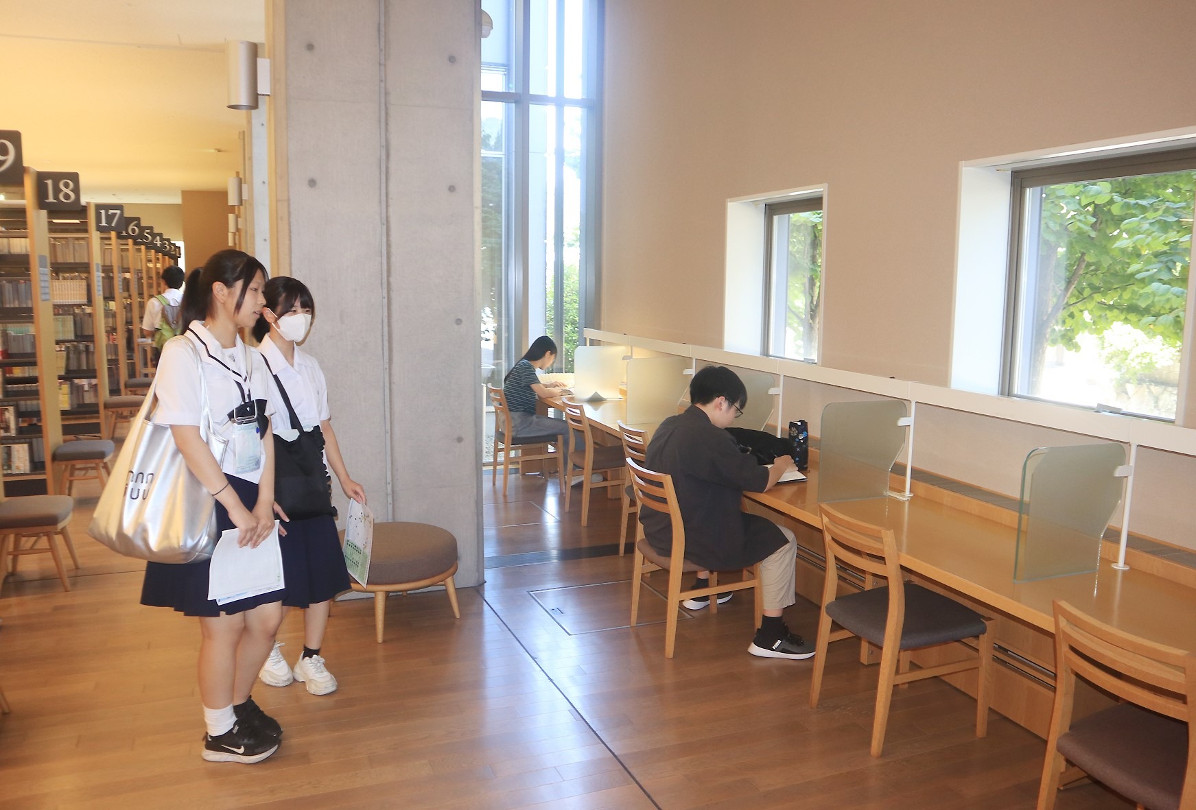 まちあるきガイドを行う吉城校生