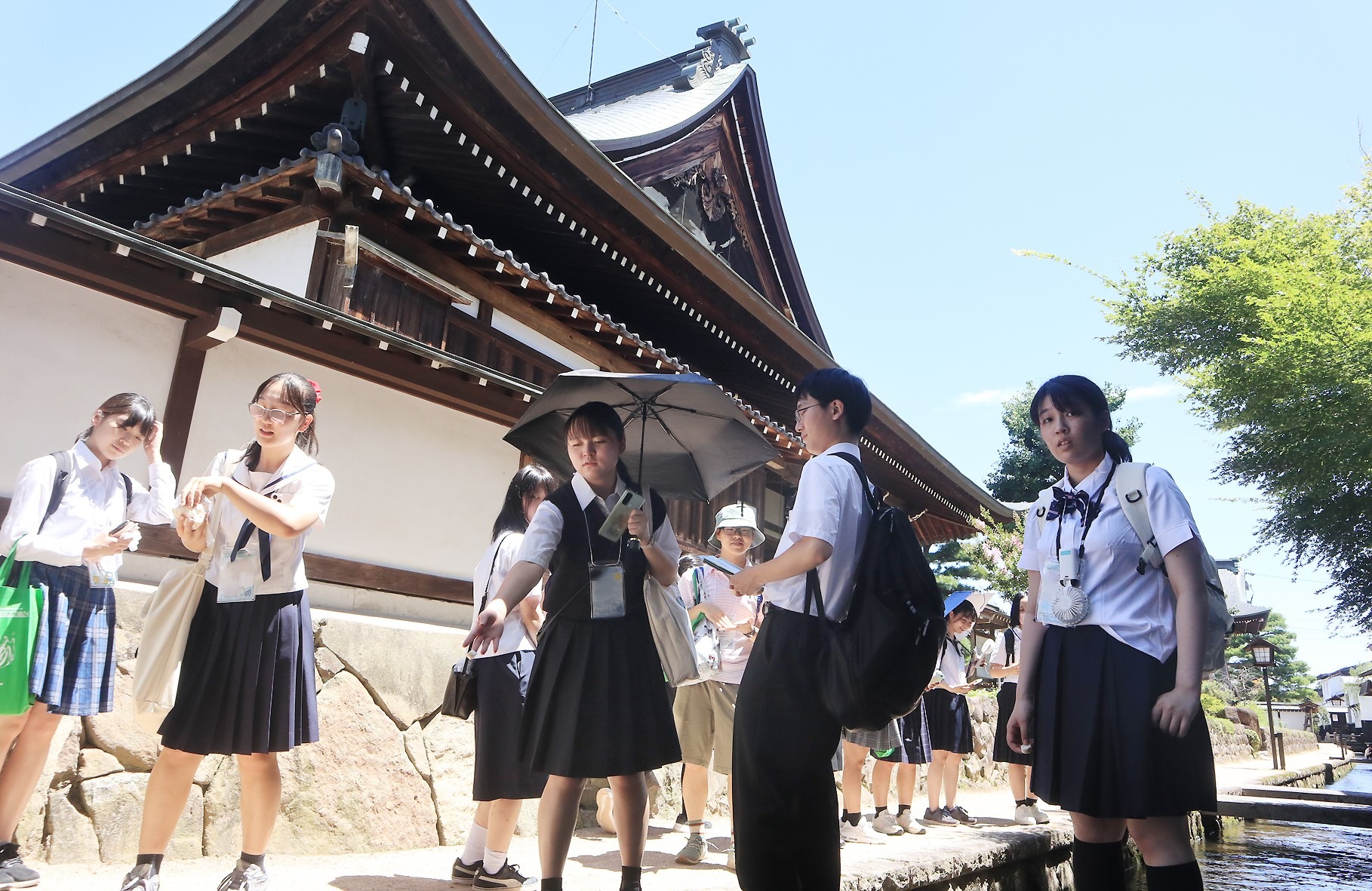まちあるきガイドを行う吉城校生