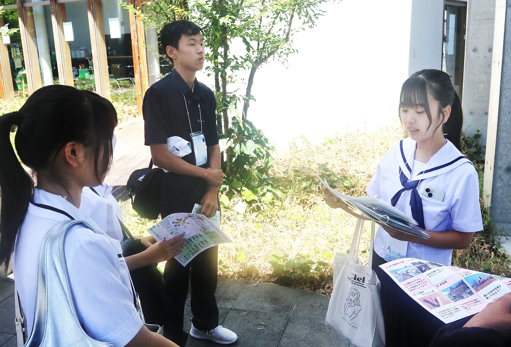 まちあるきガイドを行う吉城校生