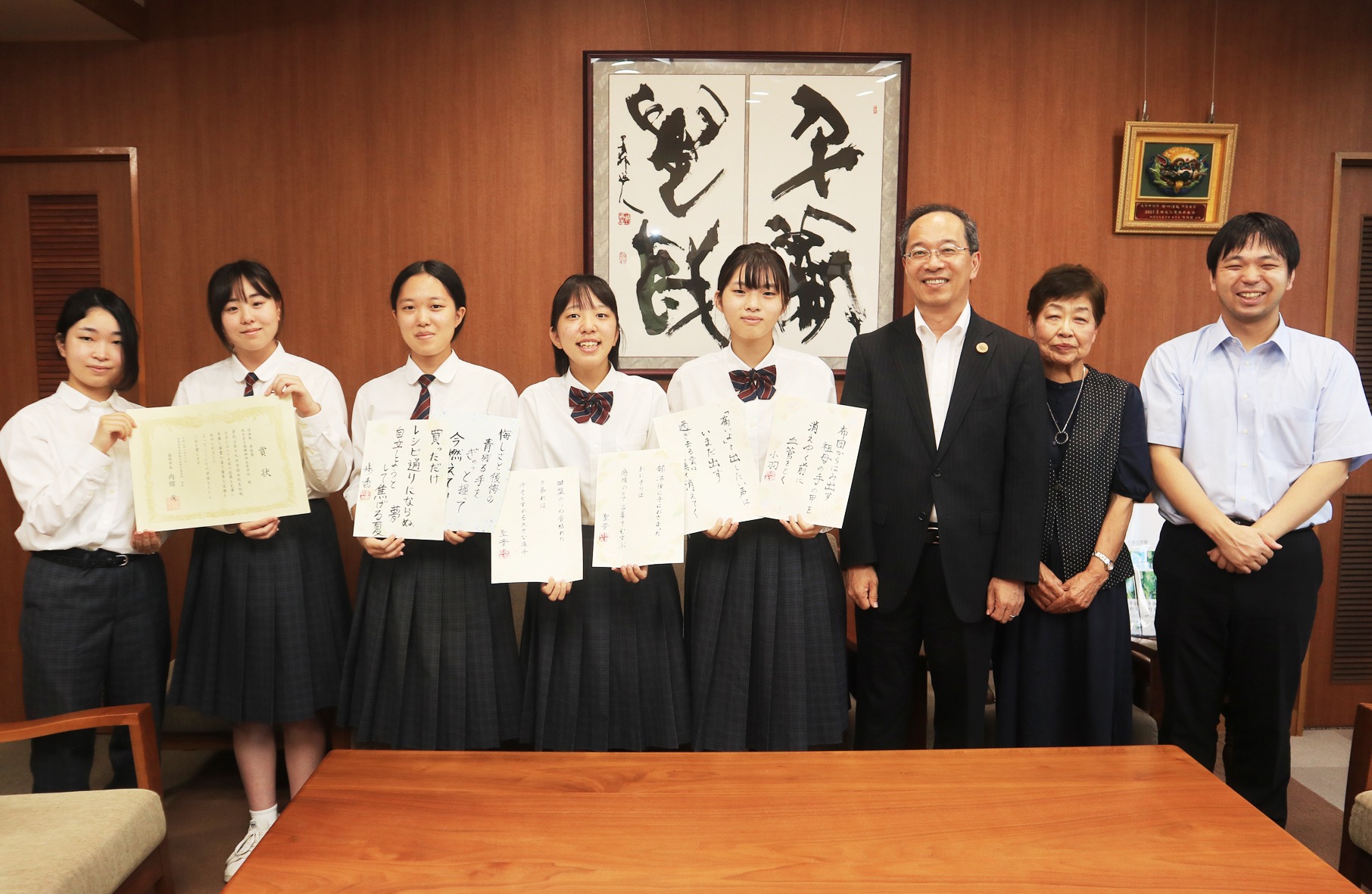 短歌甲子園で準優勝を果たし報告 学生と市長集合写真