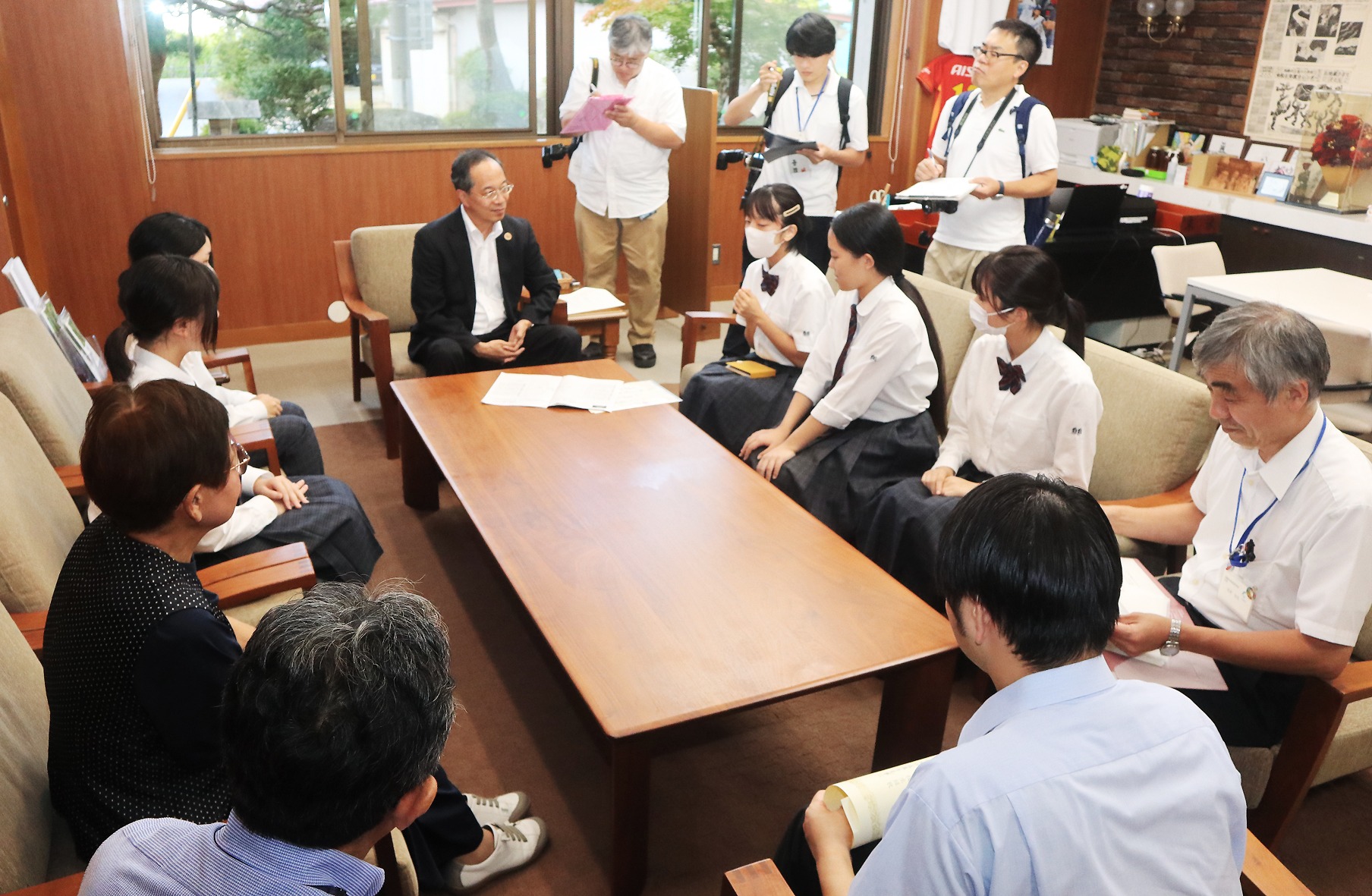 短歌甲子園で準優勝を果たし報告する様子