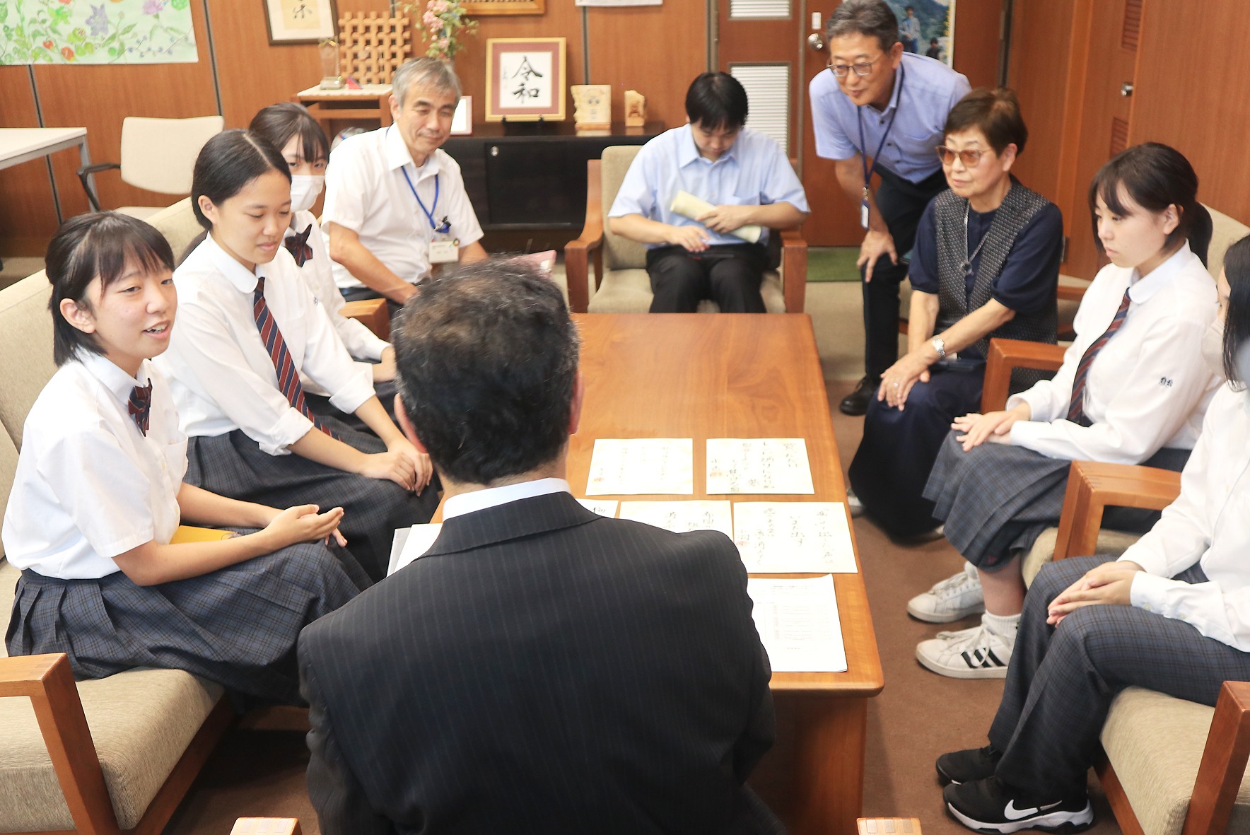 短歌甲子園で準優勝を果たし報告する様子