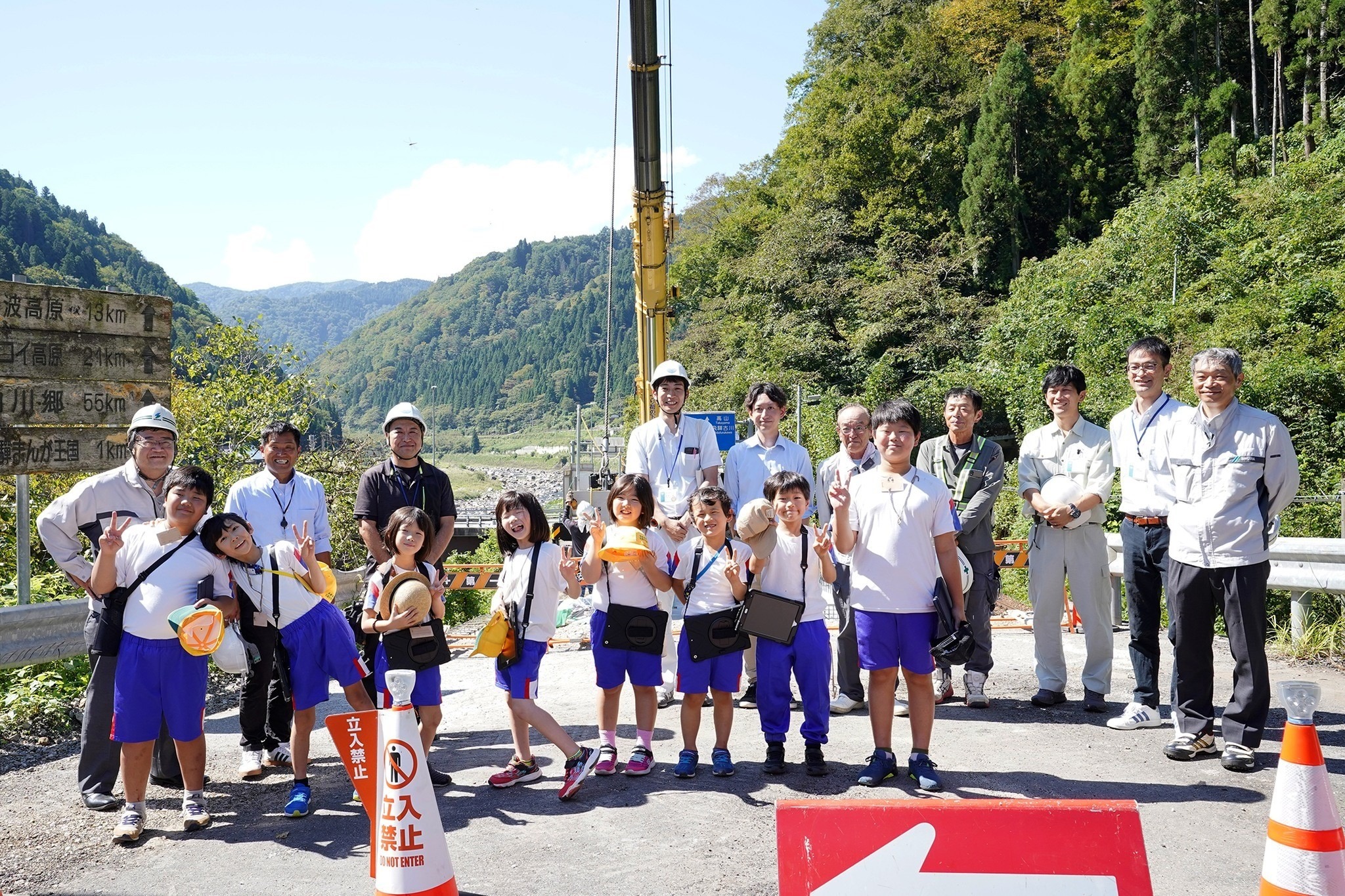 宮川小児童 地元の橋梁架替工事の現場を見学 集合写真
