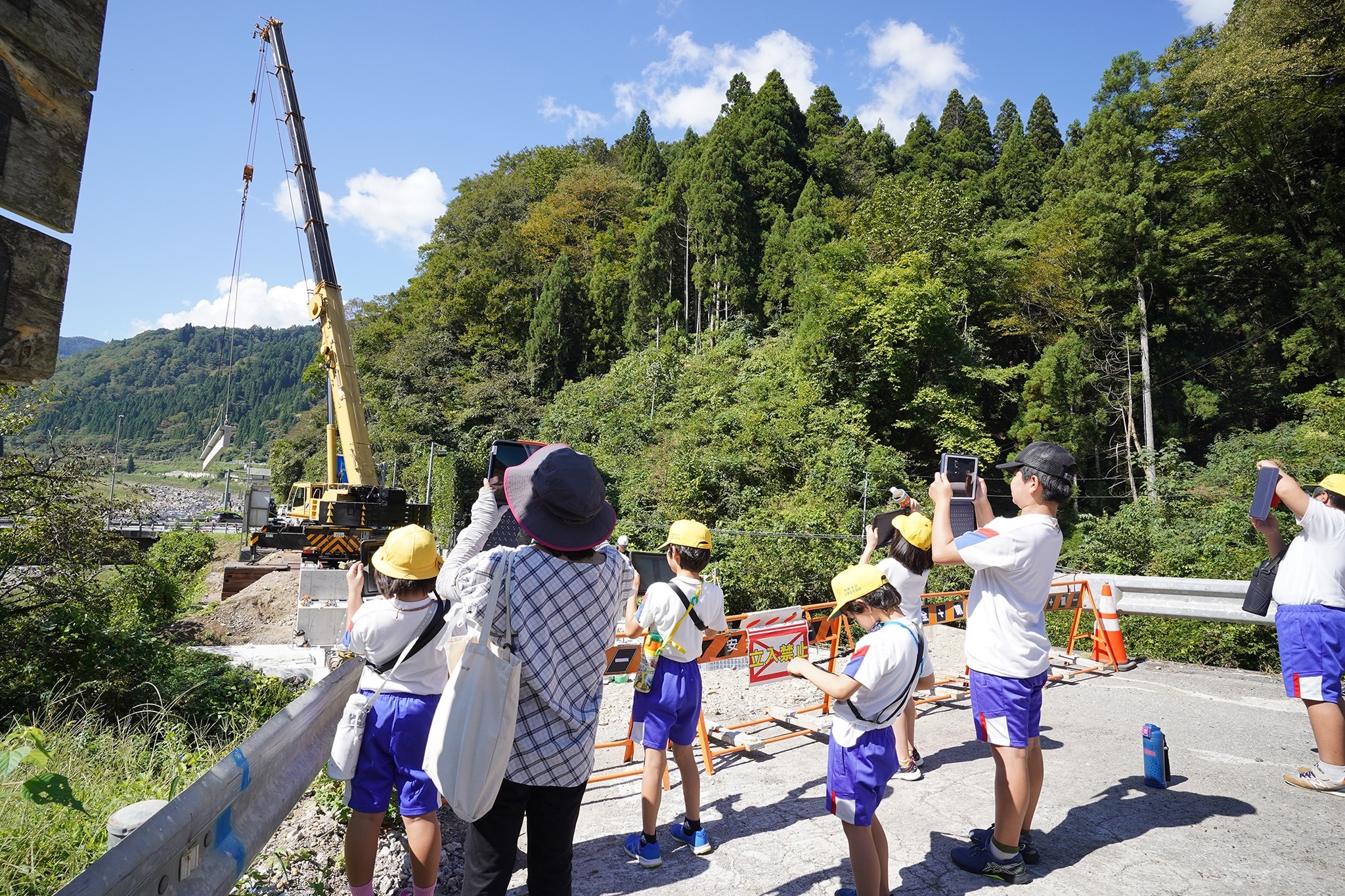 宮川小児童 地元の橋梁架替工事の現場を見学の様子