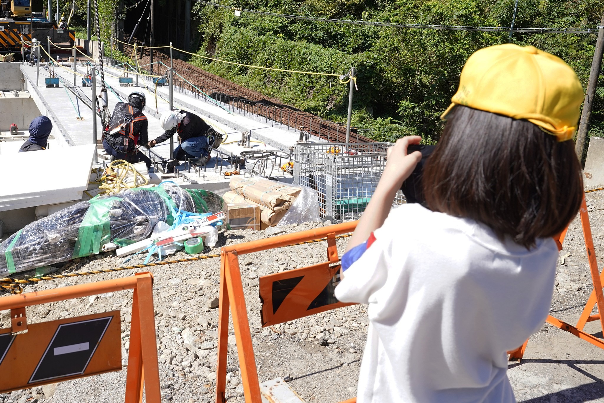 宮川小児童 地元の橋梁架替工事の現場を見学の様子