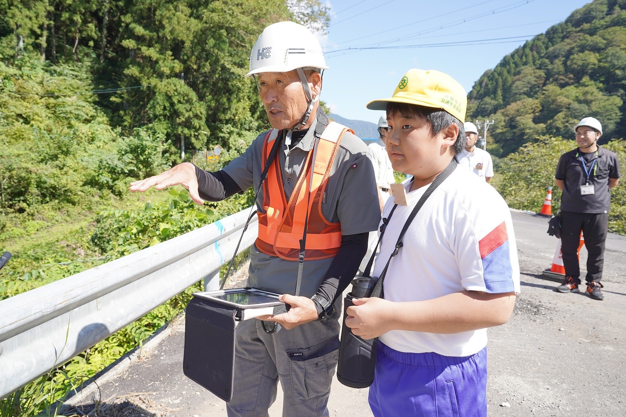 宮川小児童 地元の橋梁架替工事の現場を見学の様子