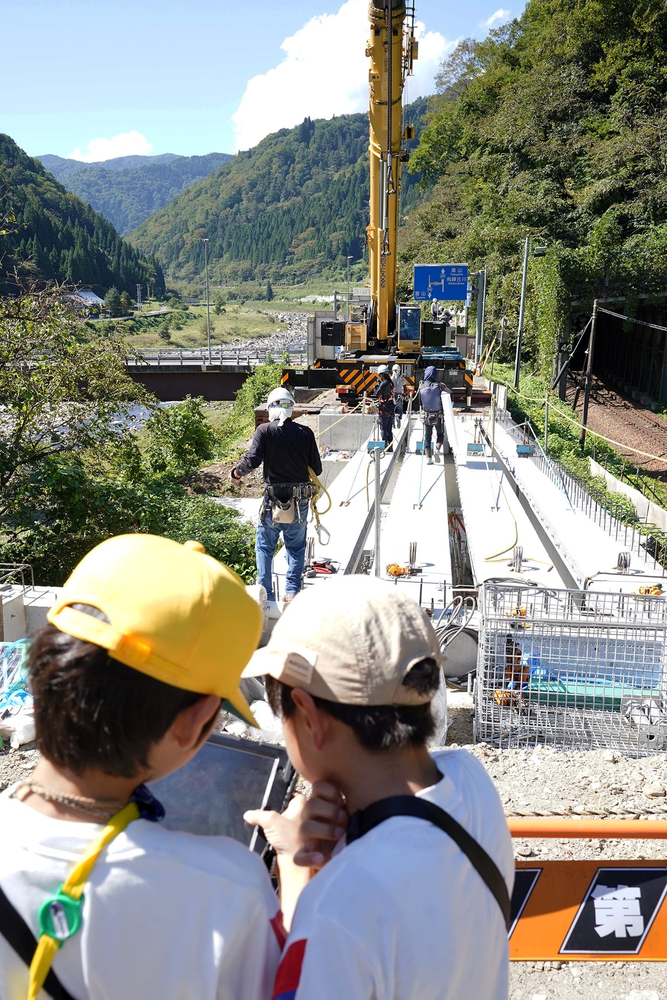 宮川小児童 地元の橋梁架替工事の現場を見学の様子