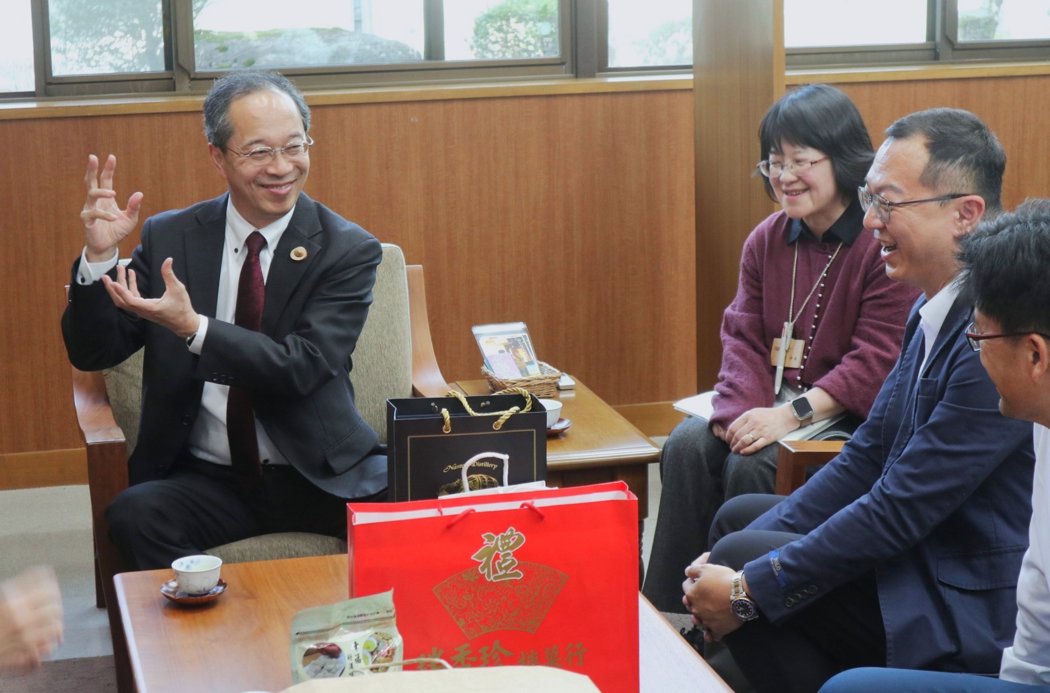 台湾新港郷から郷長らが表敬訪問～郷土料理の販売も
