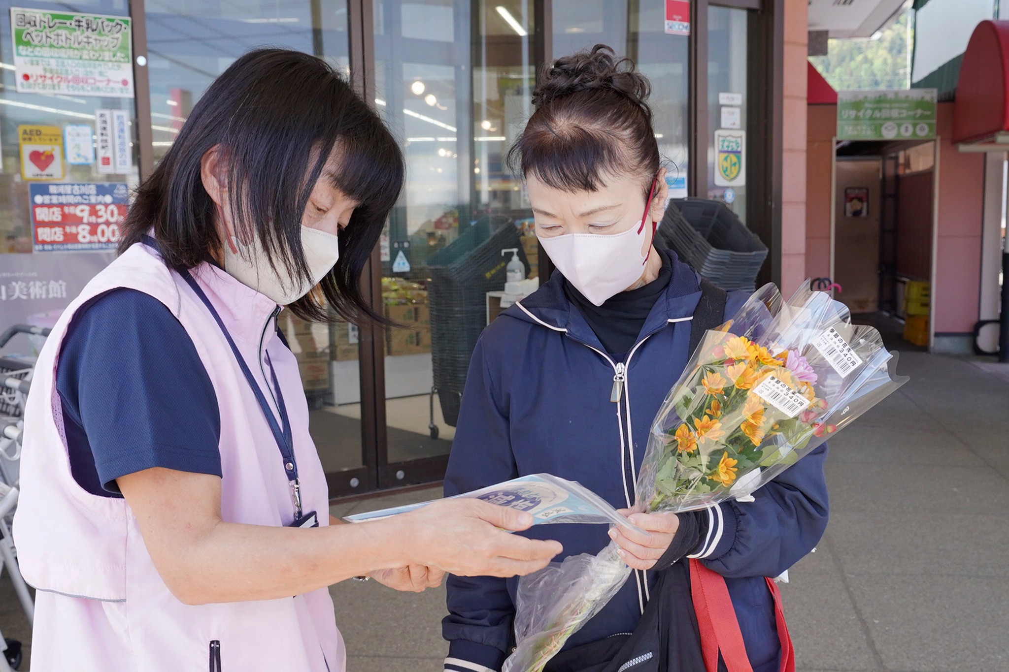 「世界高血圧デー」「減塩の日」にちなみ、減塩啓発グッズを配布