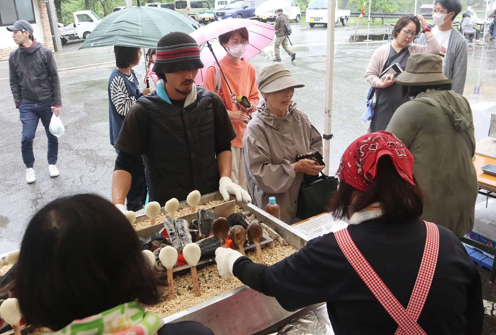 山菜の宝庫、河合町で山菜市が開かれました