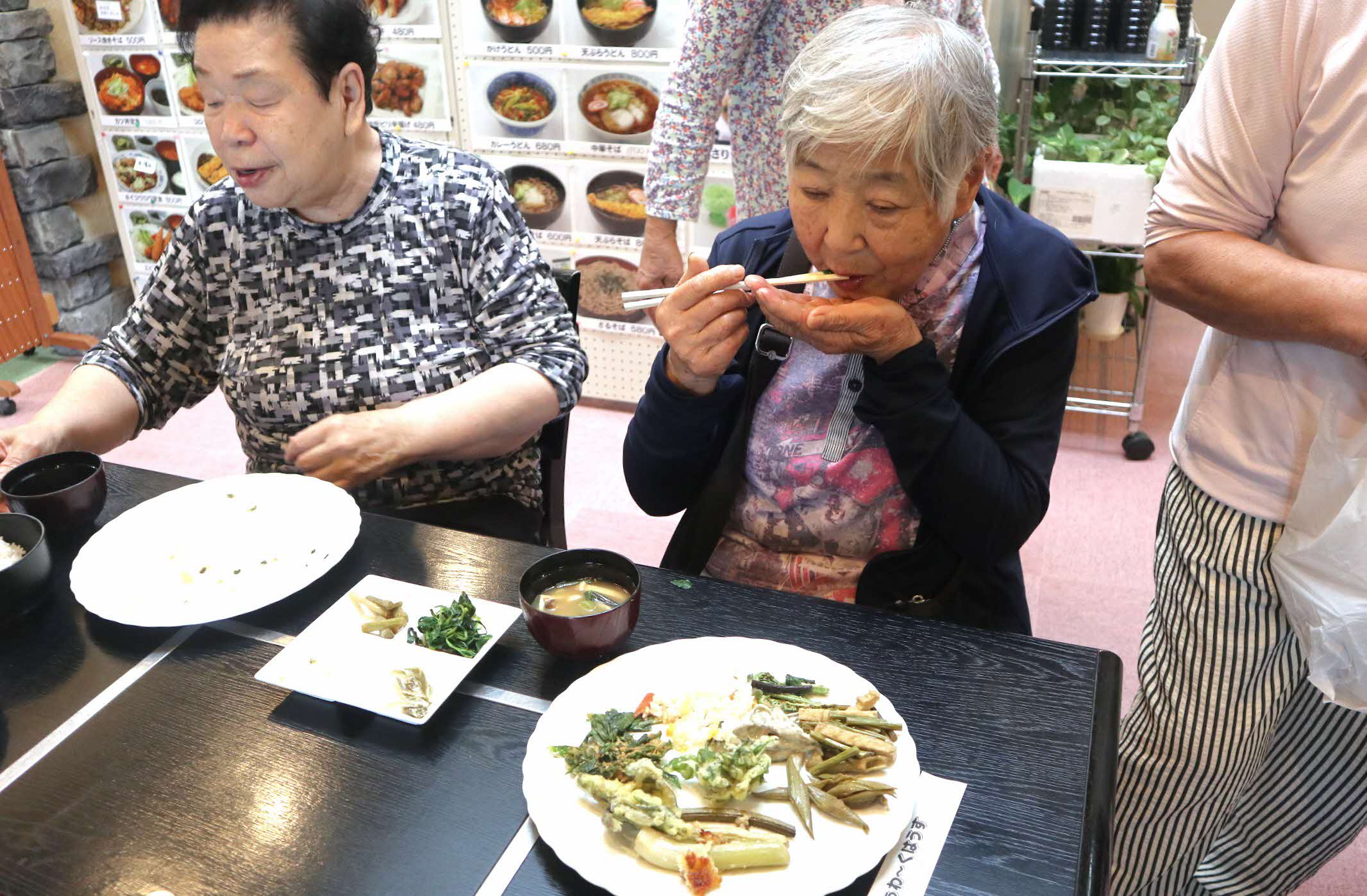 山菜の宝庫、河合町で山菜市が開かれました