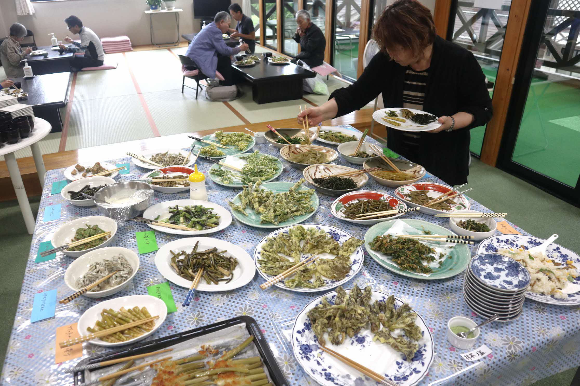 山菜の宝庫、河合町で山菜市が開かれました