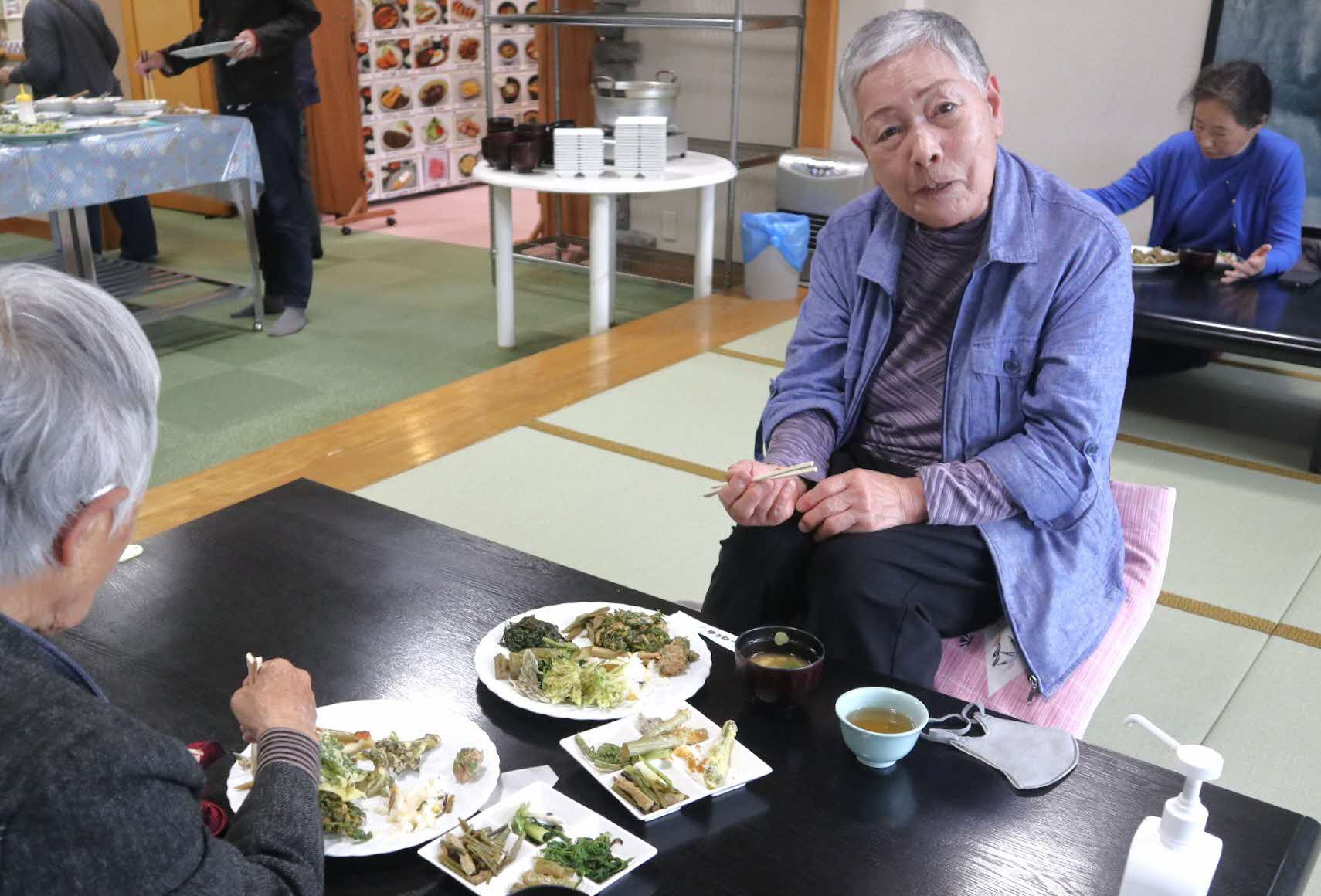 山菜の宝庫、河合町で山菜市が開かれました