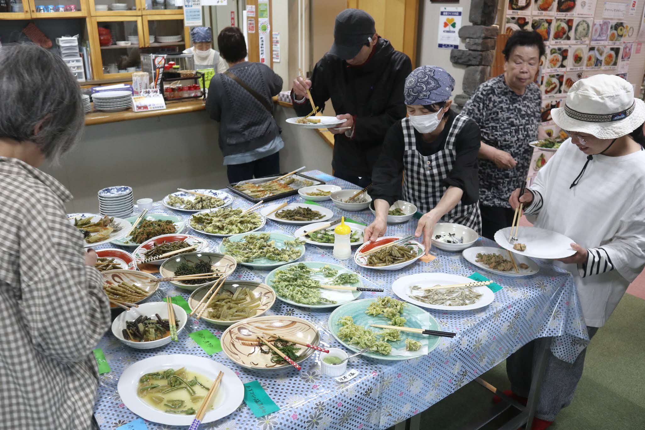 山菜の宝庫、河合町で山菜市が開かれました