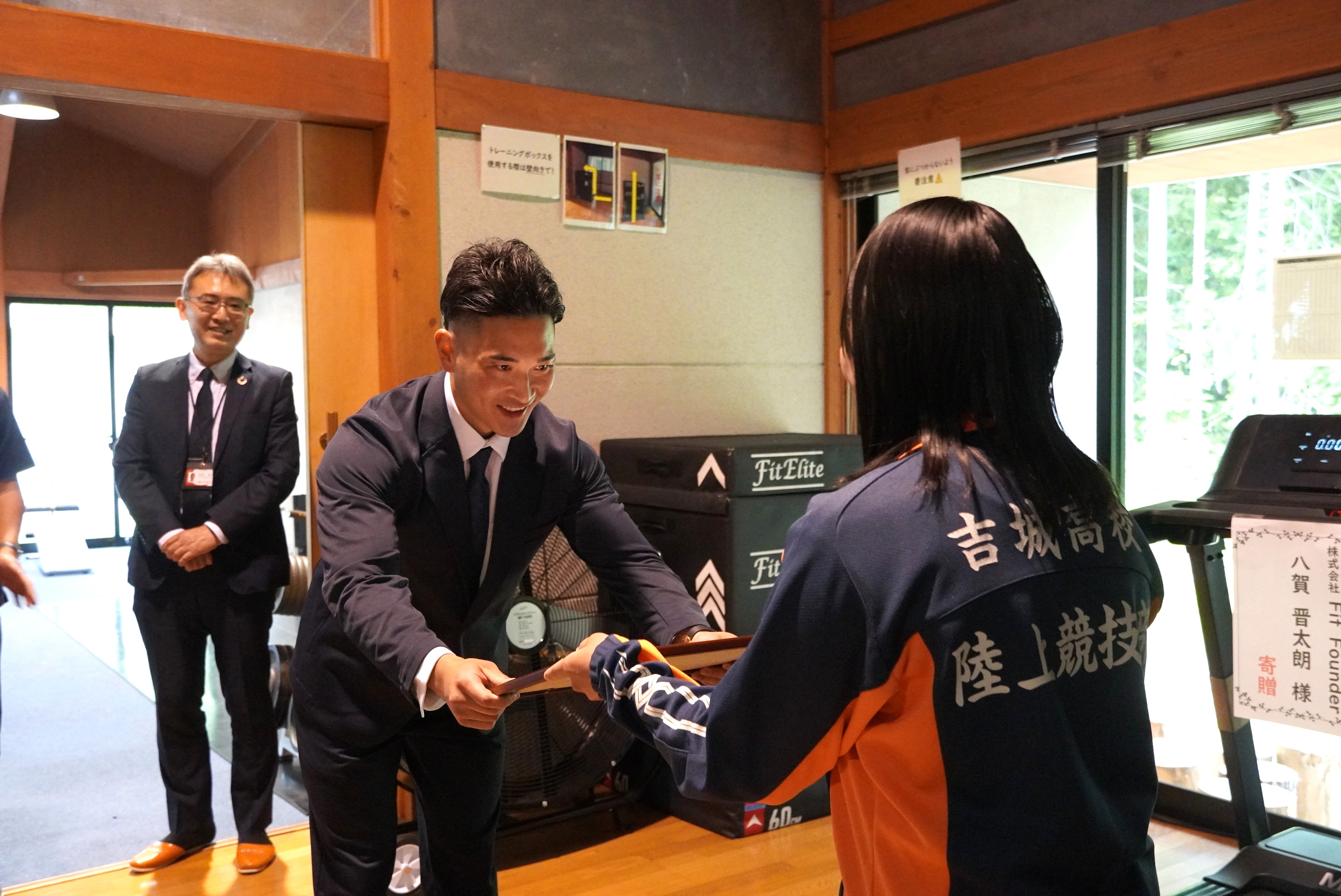株式会社FitFounderとあいち銀行から吉城高校にルームランナー２台が贈られました