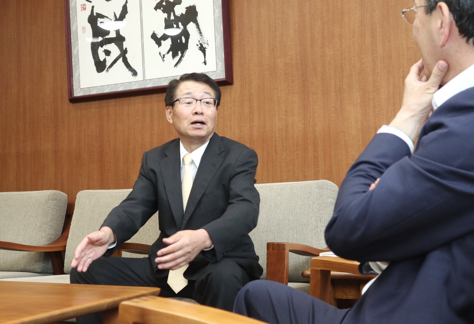 5月30日（金曜日）市役所市長室  神岡町議会と飛騨市議会の議員を通算7期25年6月余の永きにわたって務め、地方自治発展に貢献された神岡町吉田出身の葛谷寛徳氏（74）が、令和7年春の叙勲（4月29日付）で「旭日小授章」を受章し、都竹市長に受章報告をされまし