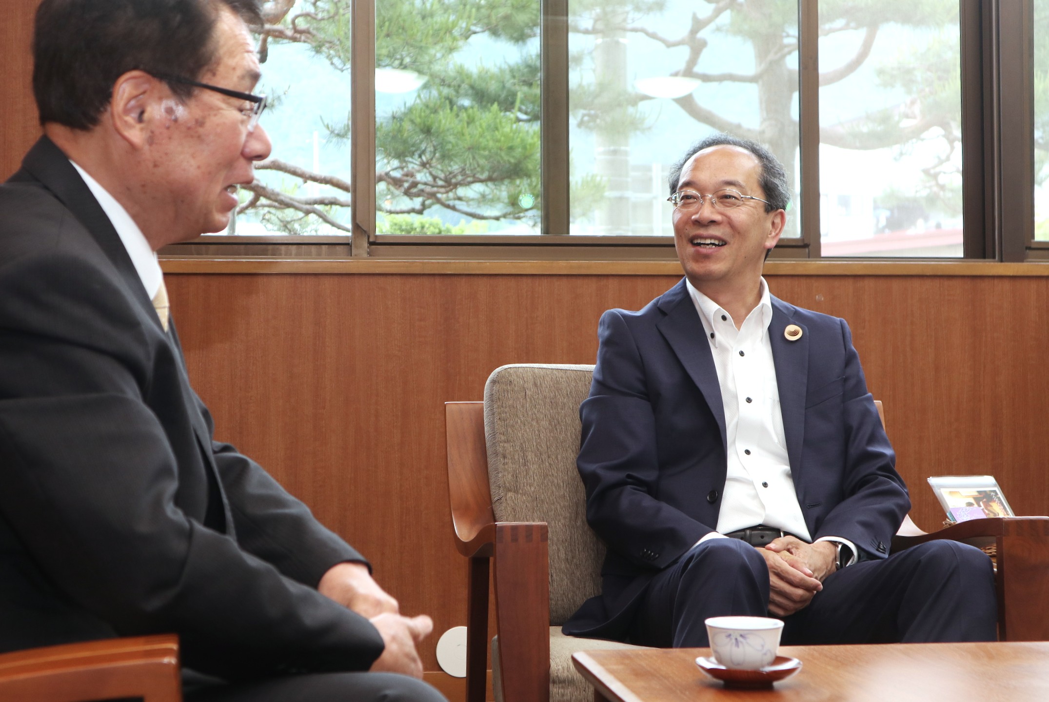 5月30日（金曜日）市役所市長室  神岡町議会と飛騨市議会の議員を通算7期25年6月余の永きにわたって務め、地方自治発展に貢献された神岡町吉田出身の葛谷寛徳氏（74）が、令和7年春の叙勲（4月29日付）で「旭日小授章」を受章し、都竹市長に受章報告をされまし